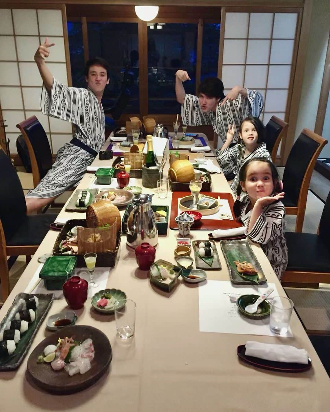 りありこのインスタグラム：「7年前の写真再現part2  家族8人日本で一緒に過ごせて本当に楽しかった。  私たちは今日もうイギリスに帰るけどインスタには日本の写真載せて行きます。  忙しくてなかなかインスタもYouTubeも更新できないけど家族でこうやってSNS抜きで楽しめて良かった😊  SNSやってても楽しんでるか😁😁  #りありこチャンネル」