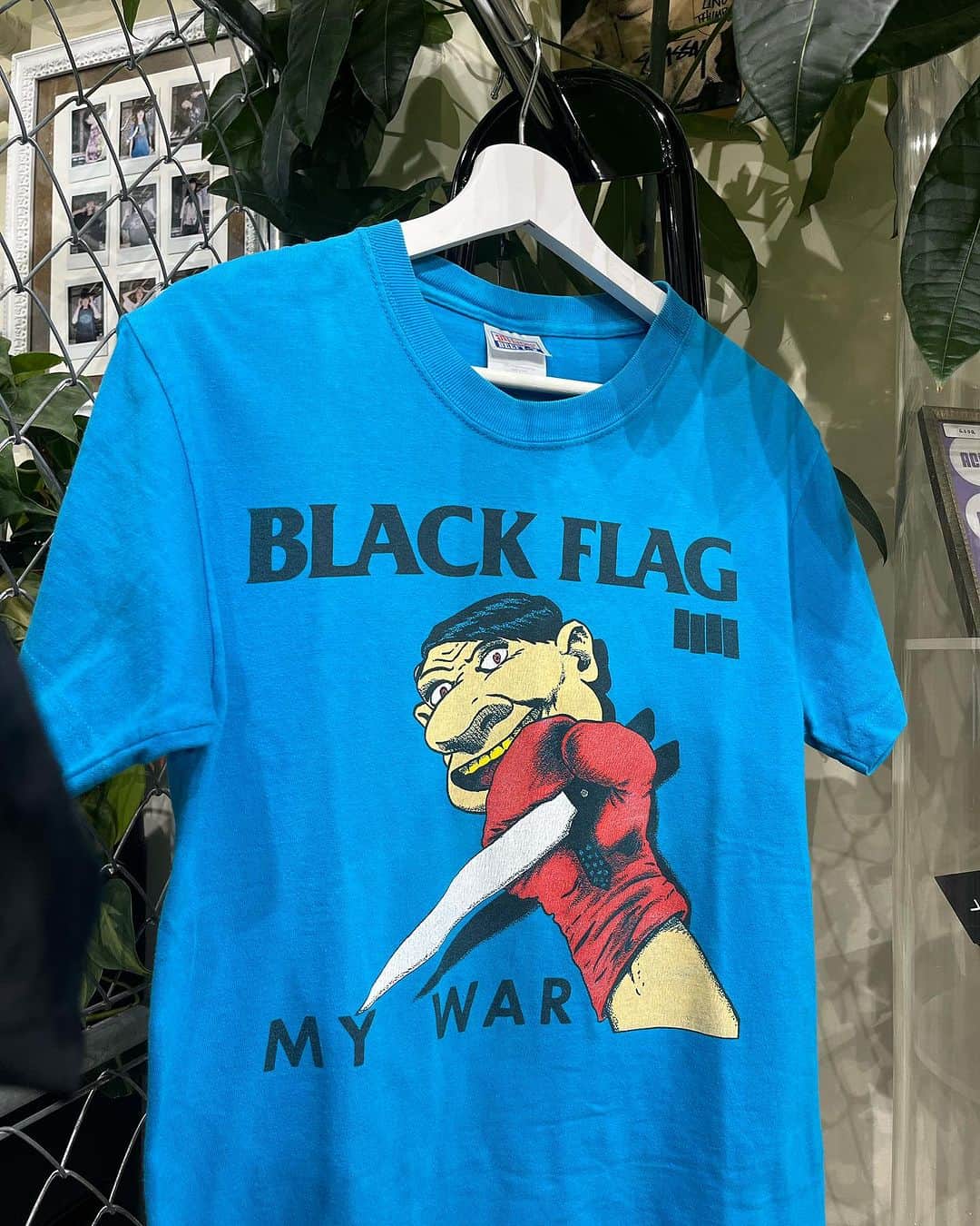 ジャムルのインスタグラム：「90-00's　BLACK FLAG ¥9800+tax(10780) . 1976年に南カリフォルニアで結成されたバンド、BLACK FLAG。 ハードコアを語る上で絶対に外せないバンドであり、 その後の様々なバンドにも多大な影響を与えた偉大なバンドです。  こちらは1984年にリリースされた2ndアルバム「My War」のTシャツになります。 幾多のメンバーチェンジを繰り返したBLACK FLAGですが、唯一のオリジナル・メンバー、 グレッグ・ギンの実弟 レイモンド・ペティボンが描くグラフィックが最高の1枚です！！ .  女性やお子様などにもオススメしたい小さめのサイズ感！ 90年代後半から2000年頃の1枚で、プライスも比較的お買い得だと思います。 .  WEB SHOPに入荷しております。 是非ご覧ください。 jammru.com  #お問い合わせはお電話で承ります #jammru#jammru_tee#vintagetshirt #vintagetee#vintagebandtee#blackflag  #osaka  #fashion  #streetstyle  #streetfashion  #vtg  #vintage  #used  #usedclothing  #古着 #古着屋 #ファッション #70s #80s #90s」