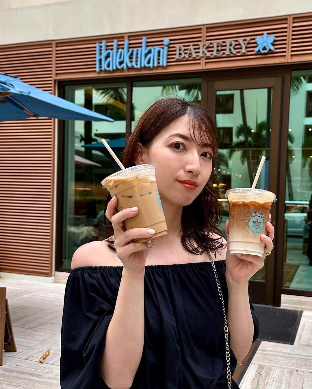 青木育日さんのインスタグラム写真 - (青木育日Instagram)「美味しかったもの記録✍️🌴 ⁡ ⁡ 旅postまだ続いてたの？と言われそうだけど🐢笑 ⁡ ⁡ ①#高橋果実店 滞在中2回行った🤭🌈 ⁡ ②#パイオニアサルーン  キッズプレートありで👦🏻も大満足 ⁡ ③④#Bogarts  1番好きなアサイーボウル🍯🍓🫐 ⁡ ⑤⑥#Mariposa  ここのトリュフポテトフライ神👑 ⁡ ⑦#HalekulaniBakery  写真アイスラテ持ってるけど、おすすめはパン🥐 ⁡ ⑧#Goofy コーンライス🌽🤍  ⁡ ⁡ ⁡ 食事は息子が食べなさそうなところへは おにぎり持参🍙もしくは 日本から持って行ったふりかけでやりくり。  ⁡子どもと一緒のはじめてだらけの旅行が 日本食やスーパーが充実していて(高いけど💸) とにかく観光客に優しい土地でよかった☀️  テイクアウトしてホテルの中庭や お部屋で食べることも多かったです🍽️ ⁡ ⁡ ⁡ #ハワイグルメ #子連れ旅行」8月2日 17時53分 - ikuhiaoki