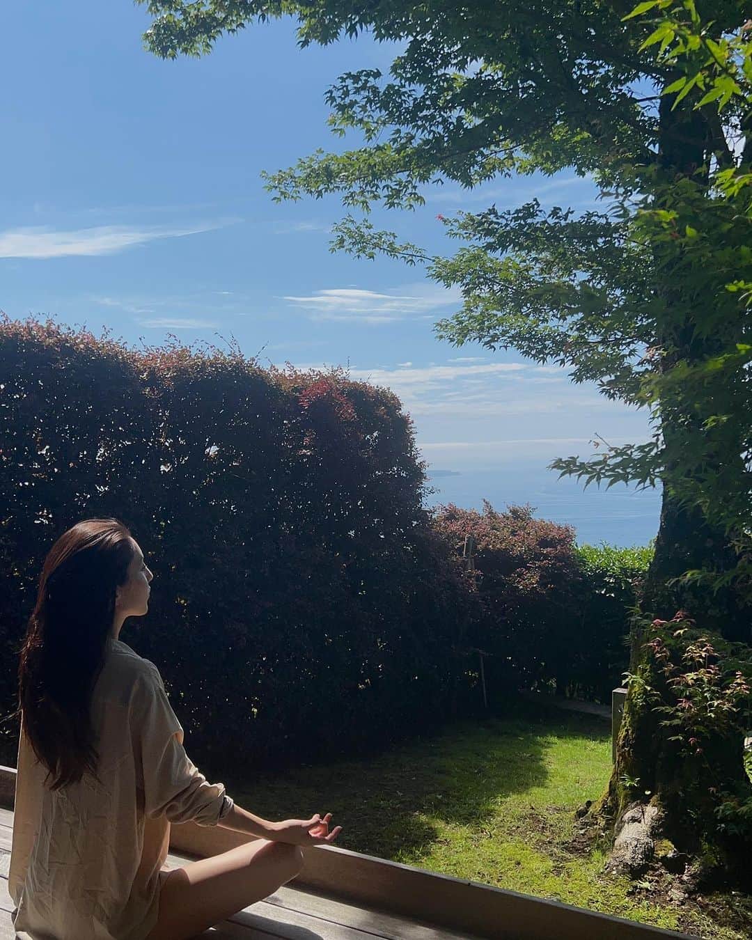文音のインスタグラム：「#Earthing 思考を止めるとき、 きっとそれは1番大事な時間⏳  さぁさぁアーシングしましょ。 裸足で大地を踏んで 溜まった電磁波流しましょ。 電波まみれの都会にいるとそりゃ調子も悪くなる。 自然に帰って身を置く事の重要さは歳を重ねるごとに気付いたよ。  🟢目には見えない電磁波は身体を通り体内を巡り調子を乱して行きます。電磁波を浴び続けると頭痛や肩こりや眼精疲労など不調を起こし、自身のエネルギーがマイナスへ向かうの。🤕  アーシングすることで不要なエネルギーが流れるだけではなく、大地を通じて地球のエネルギーが身体に満ちてくる、気付いたら元気になる😳 自然て凄いよ🌱  裸足になろ👣  8月すたーと🌻  #グラウンディング #アーシング #barefootwalking」
