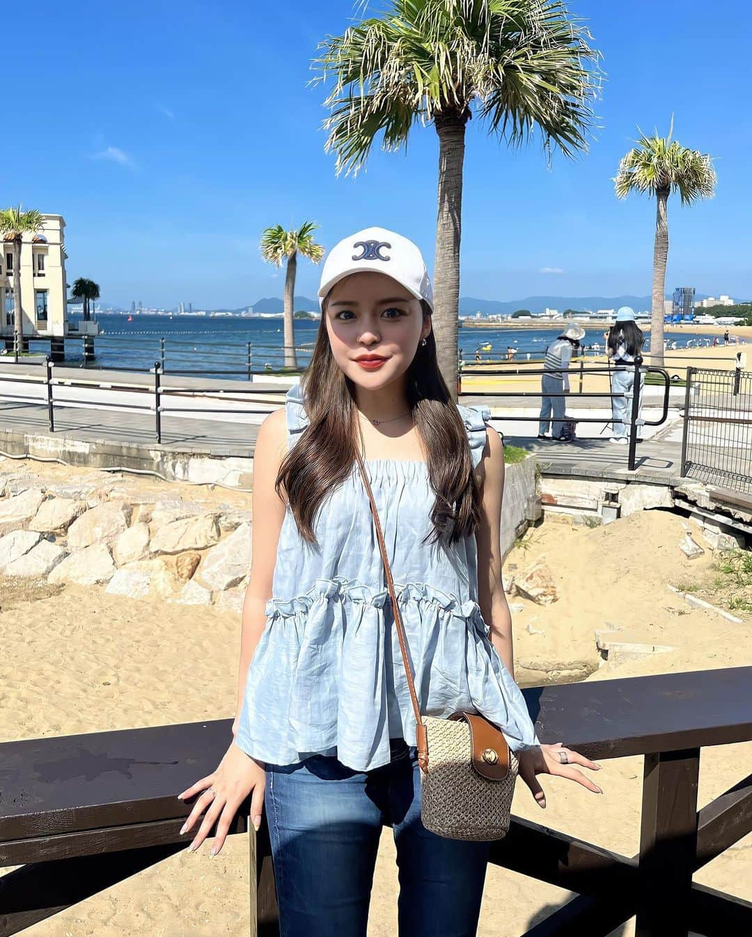 Nanamiのインスタグラム：「. はじめて百道浜行った🏝️ お洋服は @birthdaybashshop 🩵  #福岡#百道浜#マリゾン」