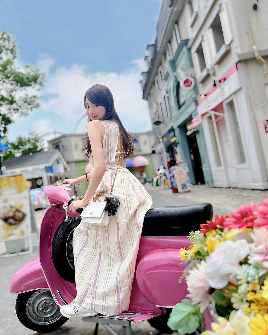 佐倉知里のインスタグラム：「🌸🌼🌺  のってく？♡         暑いねぇ...🥺」