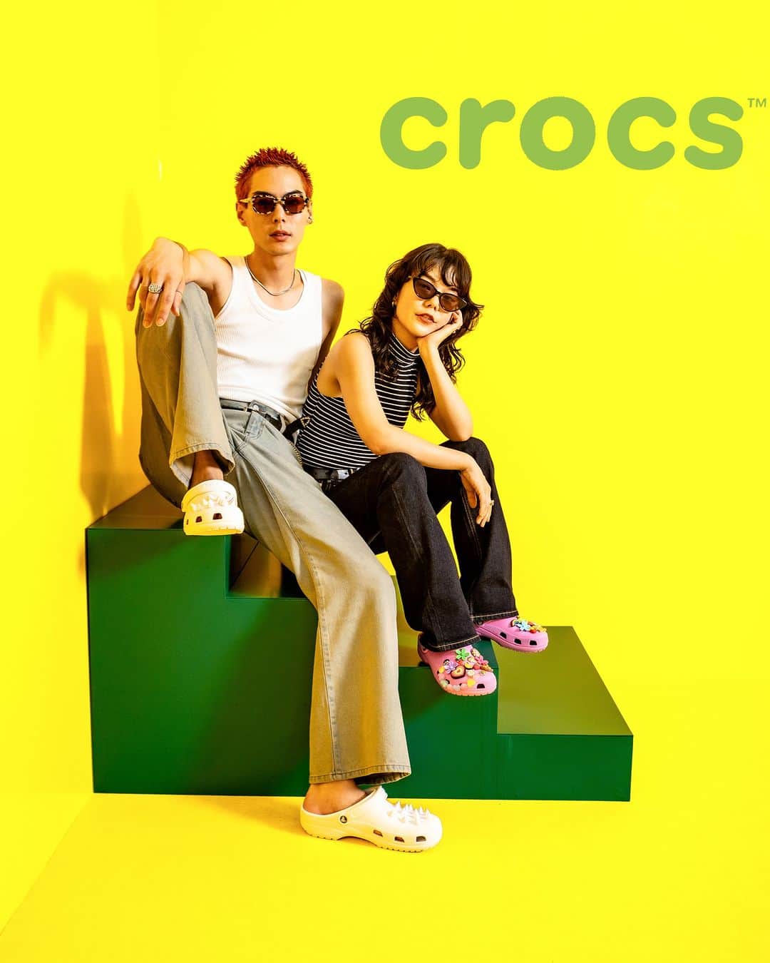 クロックス（crocs）さんのインスタグラム写真 - (クロックス（crocs）Instagram)「クロックスコーデ feat.  @happy_takuma  And @xxmeixx1208   ビシッとクールな サマースタイリング！ ジビッツ™️チャームにも注目！  #クロックス #ジビッツ #crocs #jibbitz」8月2日 18時00分 - crocsjp