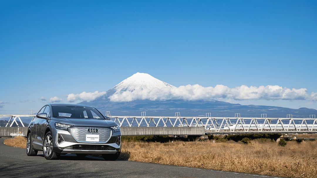 Audi Japan Sales / アウディジャパン販売のインスタグラム：「【Audi Q4 e-tron Summer Festival】  クルマ・社会・地球環境の調和を追求し、サステナブルな未来を切り拓く、Audiの電気自動車。  この夏、プレミアムコンパクトSUV Audi Q4 e-tronとの暮らしを始めれば、きっと新しい輝きに満ちた心躍るドライビングの世界が広がります。  この機会だけの特典をご用意してお客様のご来場をスタッフ一同、心よりお待ちしております。 お気軽にショールームへお越しいただき、Audi Q4 e-tronの魅力をぜひご体感ください。  詳細は #AJS のオフィシャルサイトよりご確認ください。  @audi.japan.sales  #Audi  #AJS #myaudi #audistyle #car #carstagram  #q4etron　#アウディ #ドライブ #車 ＃試乗 #愛車 #外車 #ドイツ車 #車好き #車好きな人と繋がりたい #アウディ女子 #車好き男子 #電気自動車 #コンパクト電動suv」