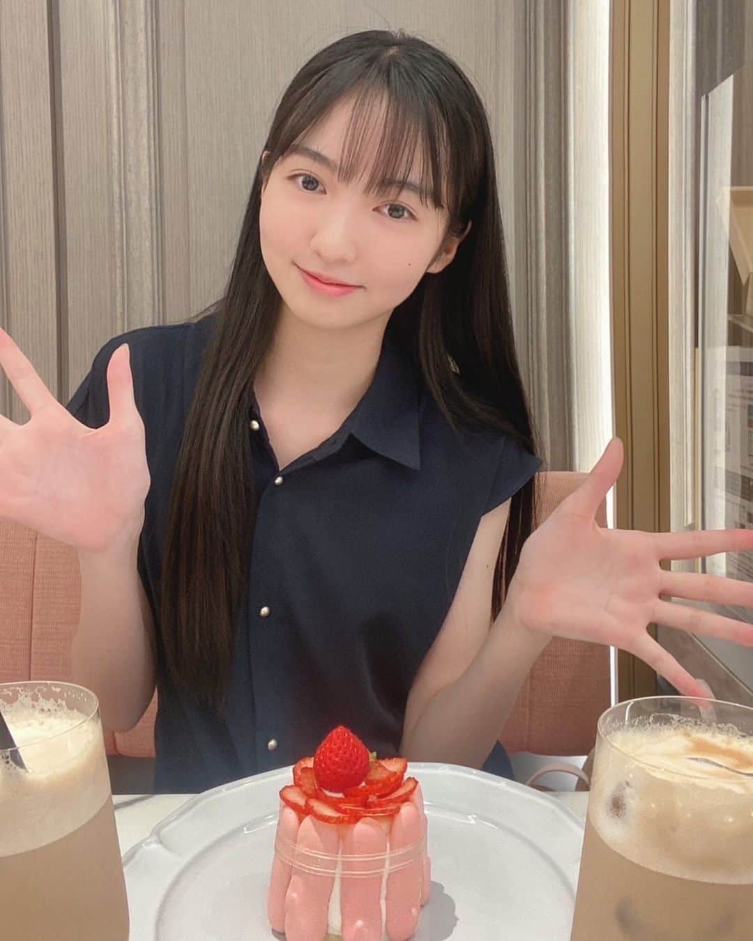 山本紗衣のインスタグラム：「＊ 約2年ぶりのお友達とカフェへ🧁 可愛いスイーツをいただきながら お互いの近況報告やおもしろ話など 女子トークたのしかった💖 ・ ・ ・ #カフェ #スイーツ #苺の気持ち #sweets #女子会 #카페 #카페스타그램 #고등학생 #山本紗衣」