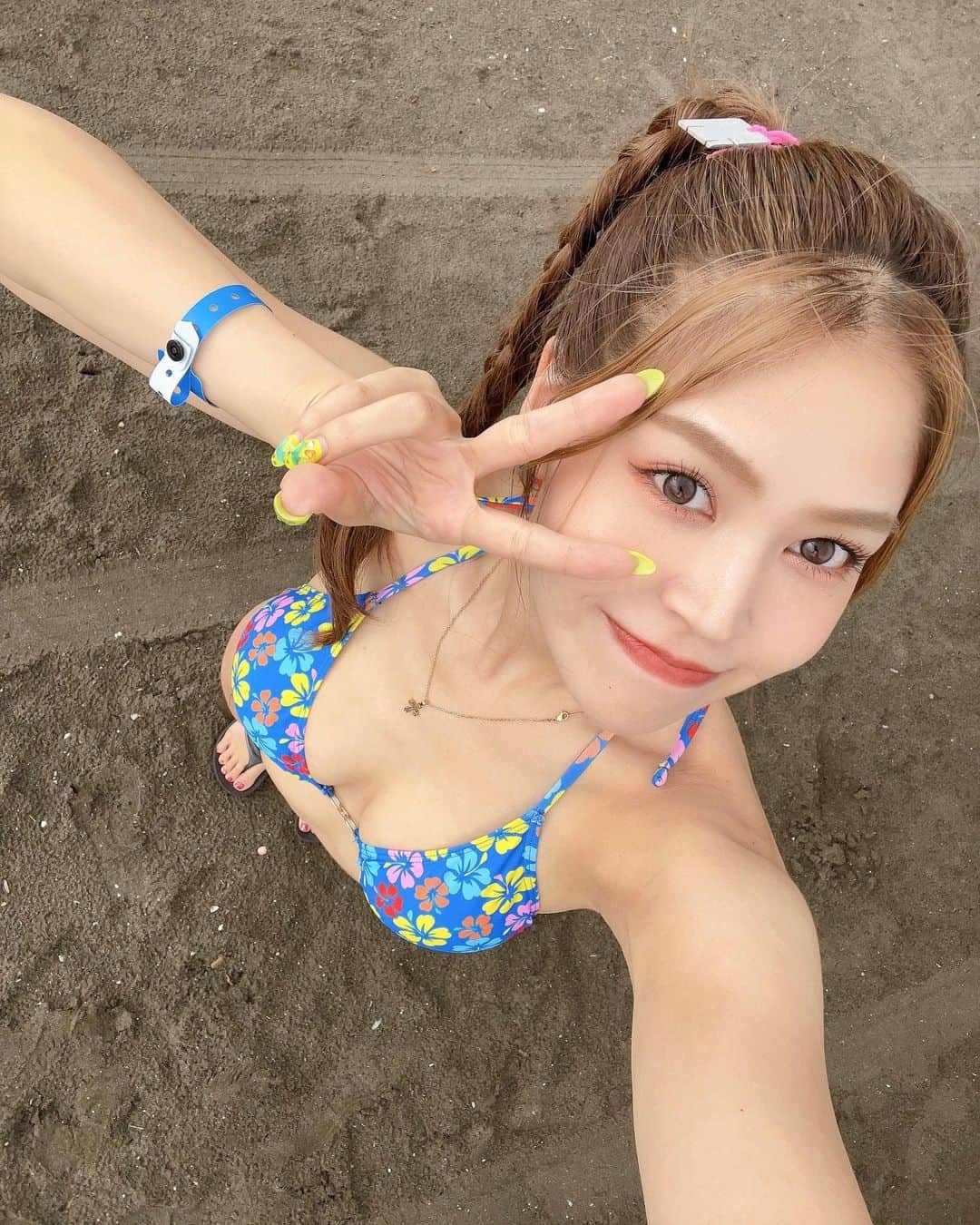 のインスタグラム：「、 由比ヶ浜🐟🩷✨  @mellowfellow_official の ハワイアンジュエリー✨  ゴールドのクロスだよ✝️  キラキラで長めで 水着に合う☺️🌈🌈  海につけても錆びないの助かる🫶  8月もはじまったし またすぐウミイキタイなっ☺️🌻 、 、 、 #つぼみ大革命 #つぼみ #吉本 #よしもと #アイドル #idol #ライブ #instagood #いいね #フォローミー #ビキニ #ビーチ #水着 #ビキニ女子 #ビキニギャル #ビキニガール #ビキニ水着 #海 #海コーデ #海が好き #インスタ女子 #ロングヘア #夏 #ビジョビ #美女 #美容 #由比ヶ浜 #由比ヶ浜ビーチ」