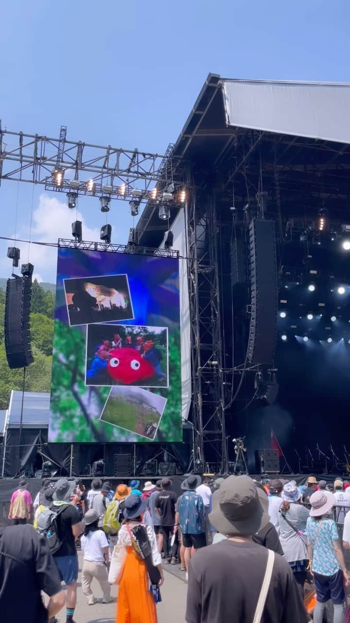 フジロック・フェスティバルのインスタグラム：「田舎へ行こう！Going Up The Country🏕️ 毎朝GREEN STAGEにてフジロックの幕開けを告げる 忌野清志郎によるフジロック公式テーマソング！  今年は 《 #フジロックの思い出 》をTwitterで募集して 集まった皆さんの写真でMVを作りました！  あなたの写真は見つけられましたか？ …………………………………………………  今年、初のアナログ化！ カップリング曲が異なる２バージョンを フジ公式ファンサイト「フジロッカーズ・オルグ」と ユニバーサルから同時リリース！  …………………………………………………  #忌野清志郎 #kiyoshiroimawano #田舎へ行こう  #fujirock #fujirockfestival #フジロック #苗場」