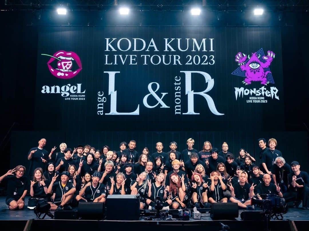 Achiのインスタグラム：「KODA KUMI LIVE TOUR 2023 〜angeL&monsteR〜  3月から始まったロングツアー 13箇所32公演  完走✨‼️  全く違うセットリスト1日2公演を大きな怪我なく一緒に走り切った @oobashinichi  @akihiro__sashat  @akaneshimoyama  @mikua_mori  @_rioimunida_  @karensaito_   Staffの皆様、そしてツアーを支えたすべての皆様  本当にお疲れ様でした‼️  刺激的な内容、久々に見るお客さんの笑顔、自分にとっての挑戦と新しい景色。  どれをとってもまた最高の経験をさせていただきました。  👑@kodakumi_official 👑  本当にありがとうございました🙏🏻‼️」