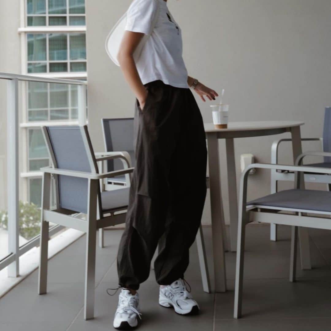 正中雅子のインスタグラム：「娘に「今日いいやん🫶」と言われた格好🇺🇸😂👟  T shirt @miumiu  pants @machatt_ (POPUP先行item) bag @therow  sneaker @newbalance   この秋冬もマストなパラシュートパンツ！🪂 大人がカッコよく穿けるように素材にも拘りややハリのあるものに♡早くニットにも合わせたいな♡  #MACHATT #masaco服 #Hawaii#casualstyle #sneaker」