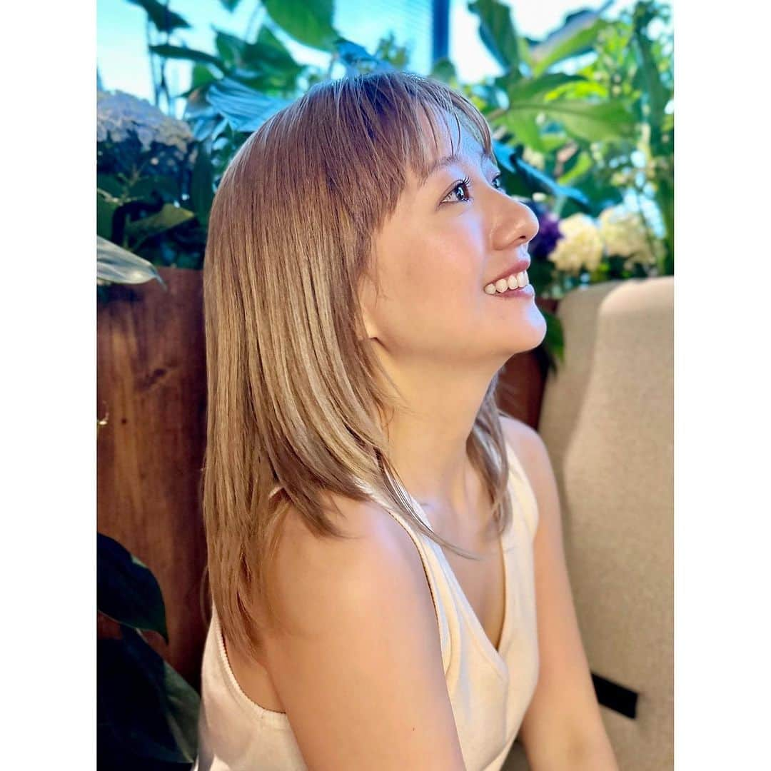 伊藤千晃さんのインスタグラム写真 - (伊藤千晃Instagram)「ころころヘアカラーを変えるのが好きなんですが、カラーで髪が傷んだり乾燥によるパサつきはその分よく気になります🥹  だからヘアケアは慎重に選ぶようにしていて、最近では保湿を意識したアイテムを探していて見つけたのがこれ！  オーガニックマヌカハニーを使用している"ハニーク"‼️  オーガニックマヌカハニーは、髪内部の水分量を保持してくれる保湿成分なんだって！  ダメージを集中補修するプロテインといったきれいな髪を叶える保湿成分も配合されているよ🍯✨  インバス＆アウトバスに使える2WAYタイプのヘアミストもあって、 これはシャンプーとトリートメントの間に使うと、 トリートメントの浸透をサポートしてくれるから、私はこの使い方がオススメかな👍  使い続けると髪の質感が徐々に変わって、潤ってまとまりやすい手触りに！"蜜髪"に近づいた気がする😄✨  アクアブロッサムハニーの香りでバスタイムがさらに癒しの時間になってます☺️🛁🍯💕  #PR  #ハニーク  #シャンプー  #はちみつシャンプー  #蜜髪   @honeyque_official」8月2日 18時06分 - kikichiaki