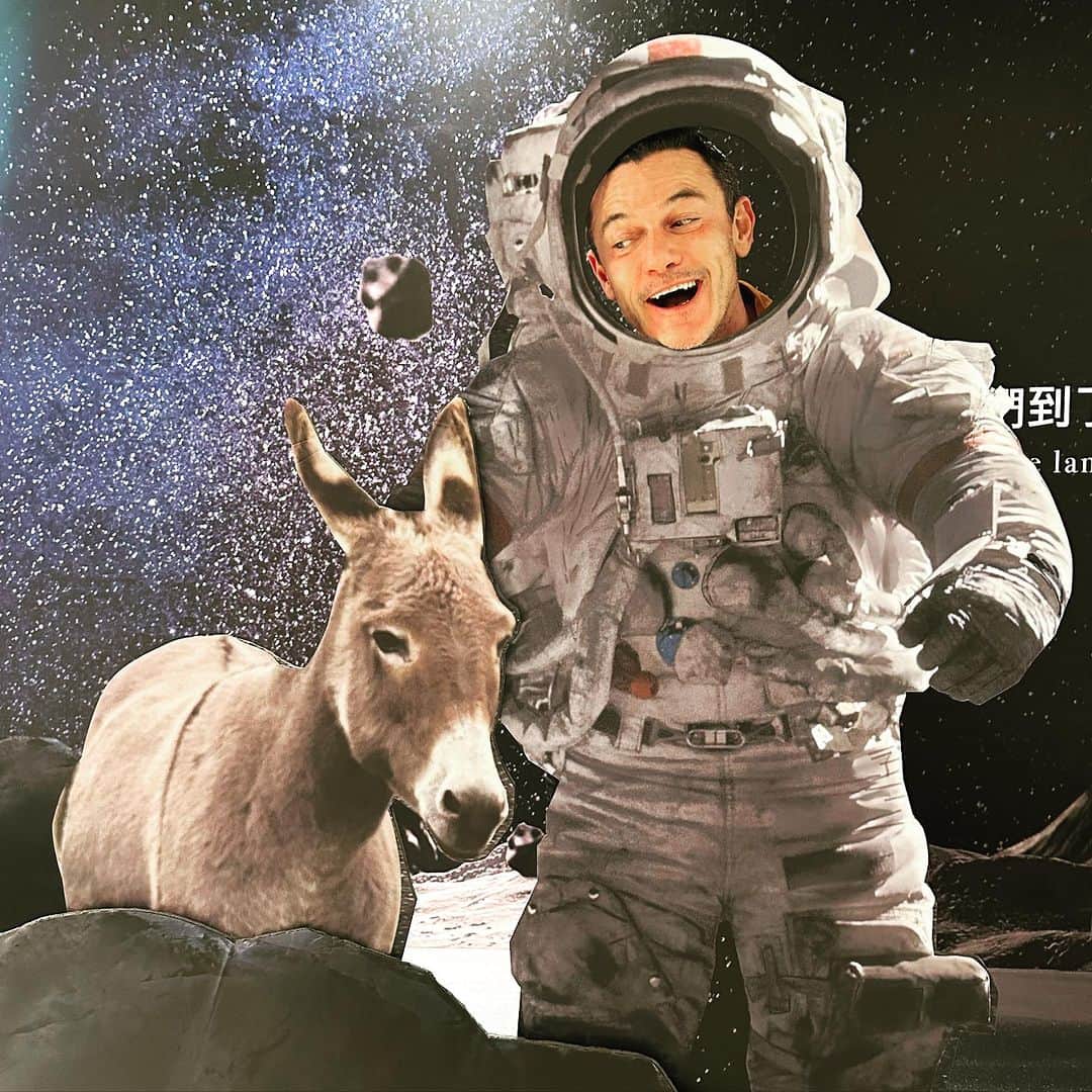 ルーク・エヴァンズのインスタグラム：「Just me, in space, with a Donkey, who I’m naming Gloria. Makes total sense, right? 😵‍💫」