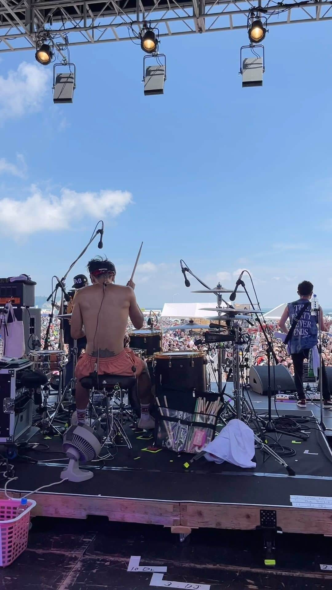 Bunta のインスタグラム：「"夏のトカゲ"🦎　@秋田県男鹿市船川港内特設ステージ OGA NAMAHAGE ROCK FESTIVAL vol.12  夏、始まりましたね☀️ やっぱり生の和太鼓と一緒に演奏すると、自分達の演奏もドンドン加速してくる💪 最近は、スティックの上げ幅が増しても、脱力した状態でより安定して演奏できる感覚がついて来たので、サスティーンやダイナミクスが前よりカッコよくて出せる様になったと思う😇  昼一のこの時間からこんなに沢山集まってくれて、まじで嬉しかった！また来年もここに帰って来れるように、力を磨いてもっとやばいライブできるように鍛えるぞ💪  #totalfat #onrf #drums #drummer  #drumlife #drumforhappy #yamahadrums #zildjiancymbals #zildjian」