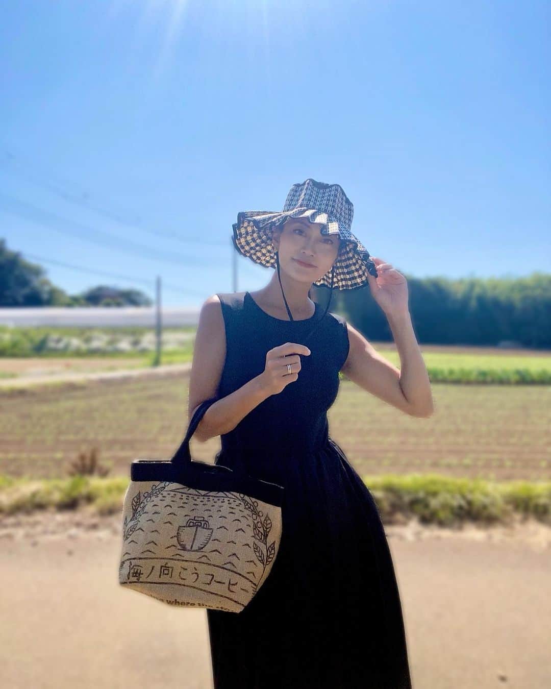 SAORIさんのインスタグラム写真 - (SAORIInstagram)「帰省中の札幌もなかなか暑いよぉ☀️ みんな水分補給たっぷりして熱中症対策しよね‼︎ 私の持ってるbagはコーヒー豆を入れていた麻袋の アップサイクル製品なの🔄✨ アップサイクルとは廃棄予定だったものに手を加えて 価値をつけて新しい製品へと生まれ変わらせる手法💡 就労継続支援施設でひとつひとつ手作りされてて😍 大きさも意外とたっくさん入るし 内ポケットもあるし ちょっとしたお出かけに良き🤘〃  bag: @cococica_gram https://store.shopping.yahoo.co.jp/kbjapan/  #麻袋 #コーヒー豆 #アップサイクル #ＫＵＲＡＭＡＥモデル #蔵前Ｃｏｆｆｅｅプロジェクト #再利用 #個性 #一点もの #コーヒー好き #買い物等」8月2日 18時20分 - saogram34
