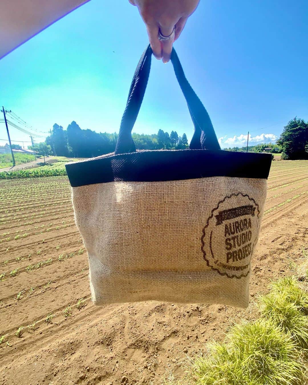 SAORIさんのインスタグラム写真 - (SAORIInstagram)「帰省中の札幌もなかなか暑いよぉ☀️ みんな水分補給たっぷりして熱中症対策しよね‼︎ 私の持ってるbagはコーヒー豆を入れていた麻袋の アップサイクル製品なの🔄✨ アップサイクルとは廃棄予定だったものに手を加えて 価値をつけて新しい製品へと生まれ変わらせる手法💡 就労継続支援施設でひとつひとつ手作りされてて😍 大きさも意外とたっくさん入るし 内ポケットもあるし ちょっとしたお出かけに良き🤘〃  bag: @cococica_gram https://store.shopping.yahoo.co.jp/kbjapan/  #麻袋 #コーヒー豆 #アップサイクル #ＫＵＲＡＭＡＥモデル #蔵前Ｃｏｆｆｅｅプロジェクト #再利用 #個性 #一点もの #コーヒー好き #買い物等」8月2日 18時20分 - saogram34