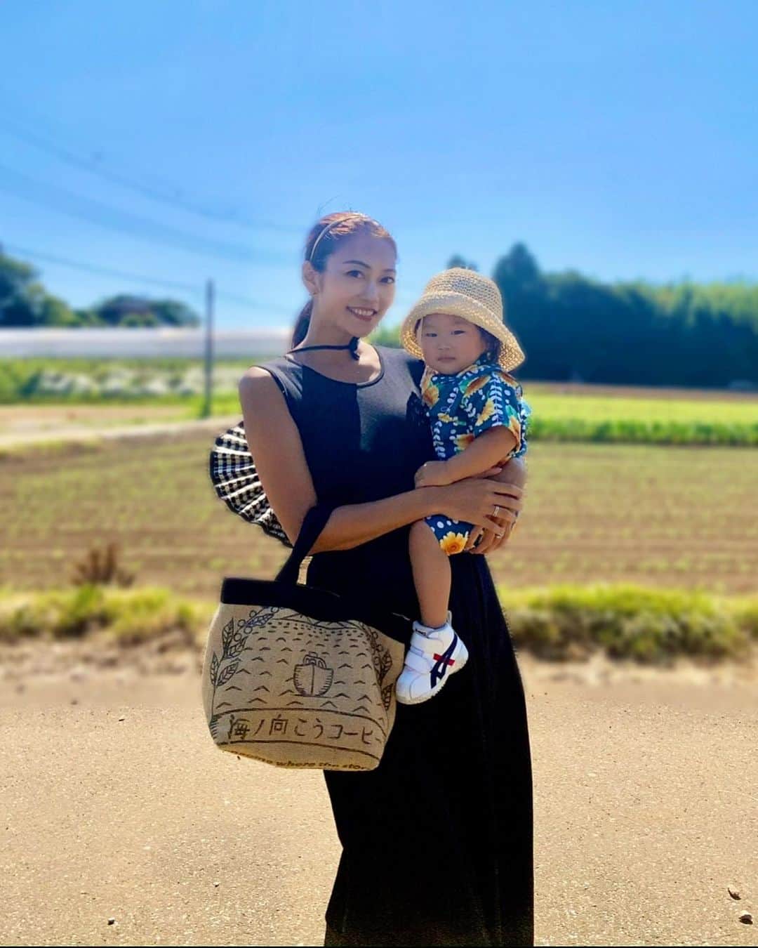 SAORIさんのインスタグラム写真 - (SAORIInstagram)「帰省中の札幌もなかなか暑いよぉ☀️ みんな水分補給たっぷりして熱中症対策しよね‼︎ 私の持ってるbagはコーヒー豆を入れていた麻袋の アップサイクル製品なの🔄✨ アップサイクルとは廃棄予定だったものに手を加えて 価値をつけて新しい製品へと生まれ変わらせる手法💡 就労継続支援施設でひとつひとつ手作りされてて😍 大きさも意外とたっくさん入るし 内ポケットもあるし ちょっとしたお出かけに良き🤘〃  bag: @cococica_gram https://store.shopping.yahoo.co.jp/kbjapan/  #麻袋 #コーヒー豆 #アップサイクル #ＫＵＲＡＭＡＥモデル #蔵前Ｃｏｆｆｅｅプロジェクト #再利用 #個性 #一点もの #コーヒー好き #買い物等」8月2日 18時20分 - saogram34
