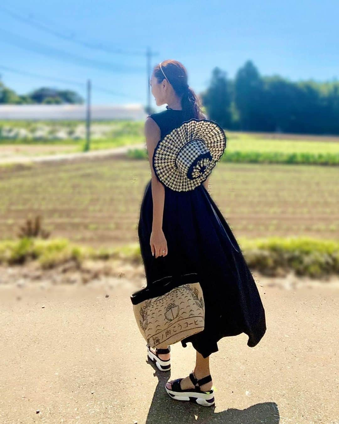 SAORIのインスタグラム：「帰省中の札幌もなかなか暑いよぉ☀️ みんな水分補給たっぷりして熱中症対策しよね‼︎ 私の持ってるbagはコーヒー豆を入れていた麻袋の アップサイクル製品なの🔄✨ アップサイクルとは廃棄予定だったものに手を加えて 価値をつけて新しい製品へと生まれ変わらせる手法💡 就労継続支援施設でひとつひとつ手作りされてて😍 大きさも意外とたっくさん入るし 内ポケットもあるし ちょっとしたお出かけに良き🤘〃  bag: @cococica_gram https://store.shopping.yahoo.co.jp/kbjapan/  #麻袋 #コーヒー豆 #アップサイクル #ＫＵＲＡＭＡＥモデル #蔵前Ｃｏｆｆｅｅプロジェクト #再利用 #個性 #一点もの #コーヒー好き #買い物等」