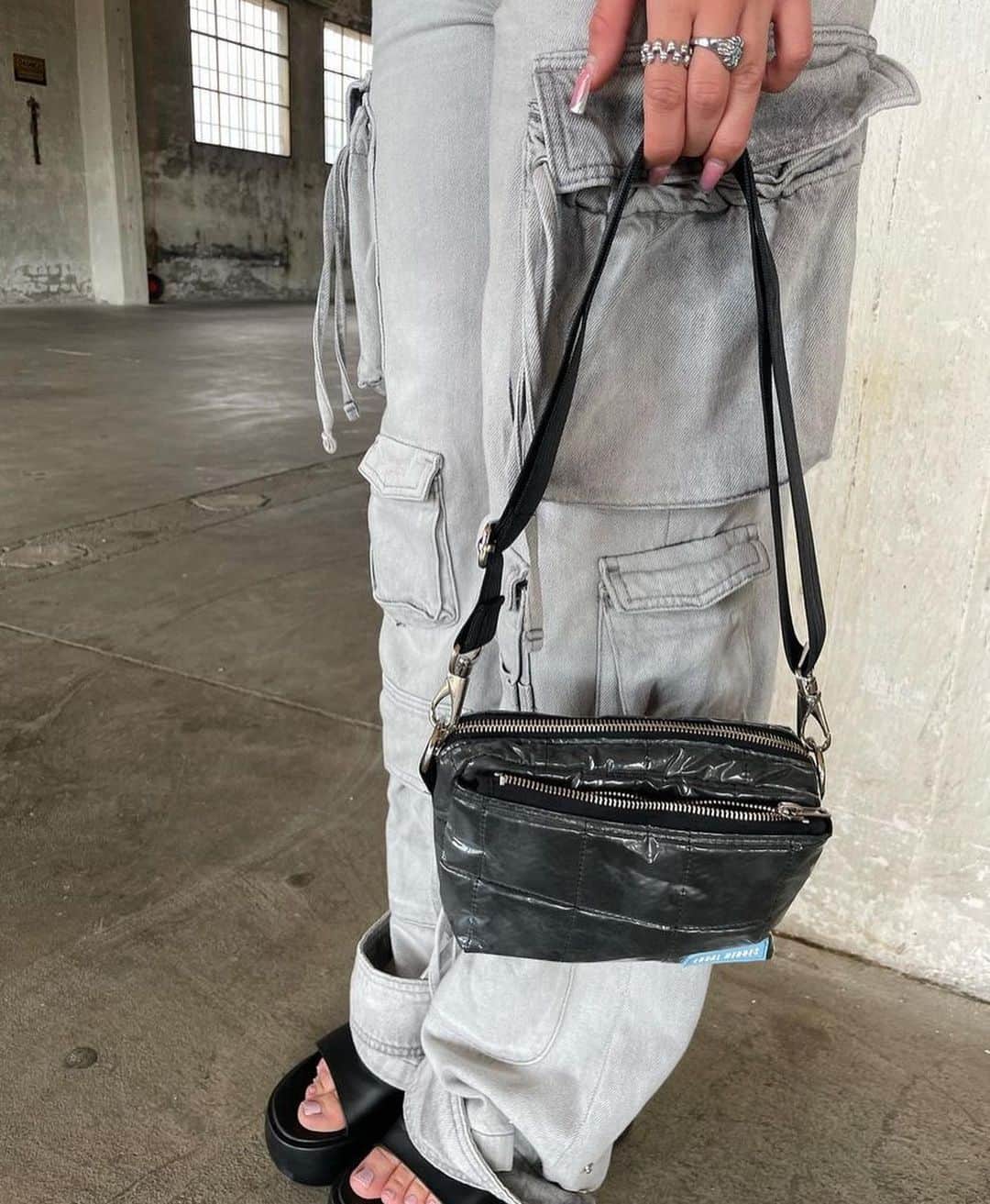LOCAL HEROESのインスタグラム：「baggy 🗑🚮 /  @juliajurewicz with our Teddy Cross Body Bag  [ Summer Sale ]」