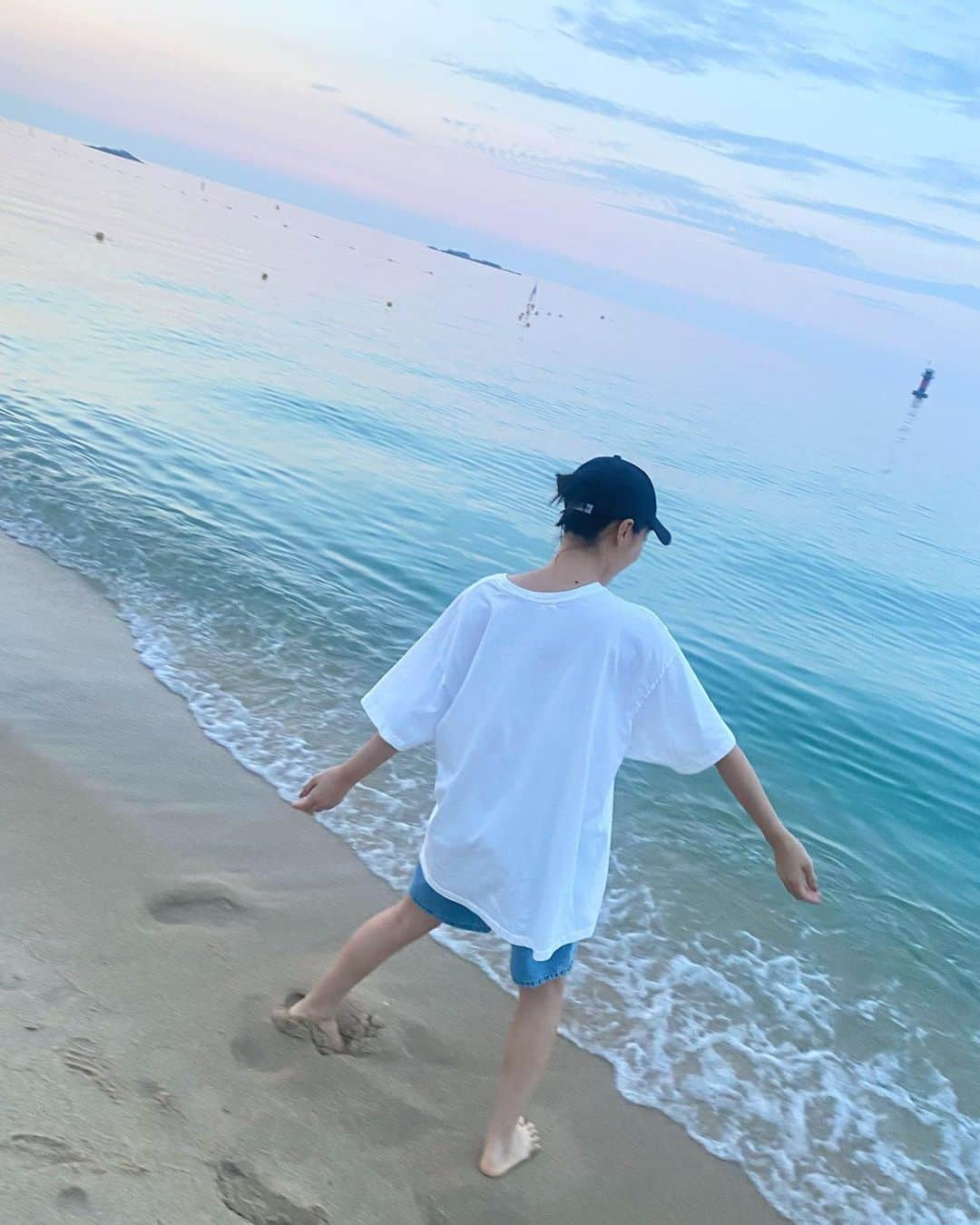 キム・ガウンさんのインスタグラム写真 - (キム・ガウンInstagram)「바다 조와 🌊💙🫧」8月2日 18時15分 - ggani8918