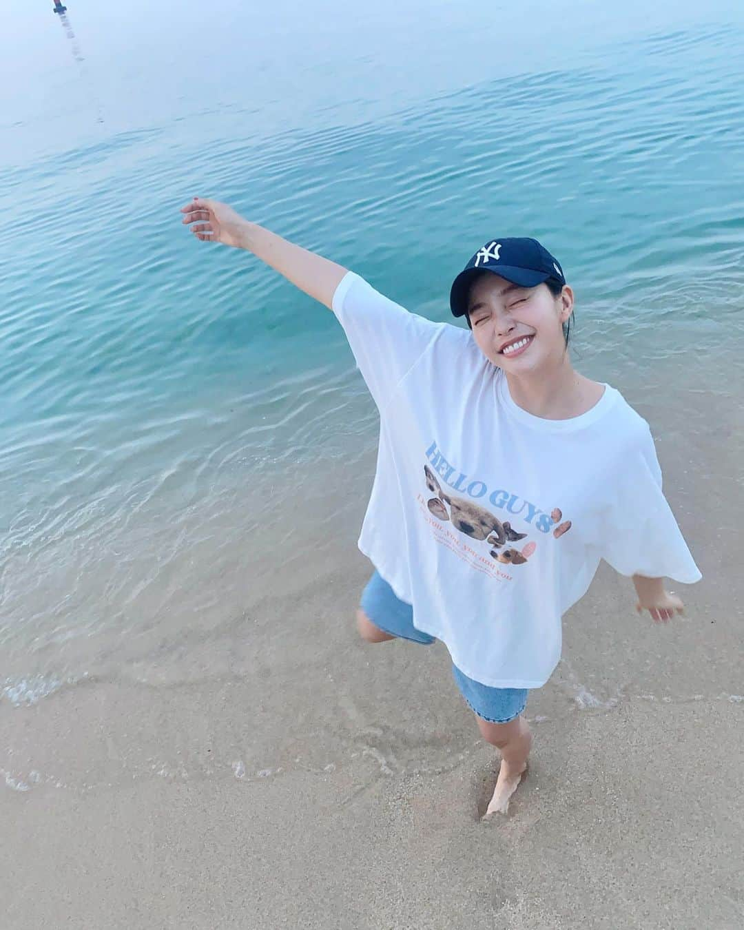 キム・ガウンのインスタグラム：「바다 조와 🌊💙🫧」