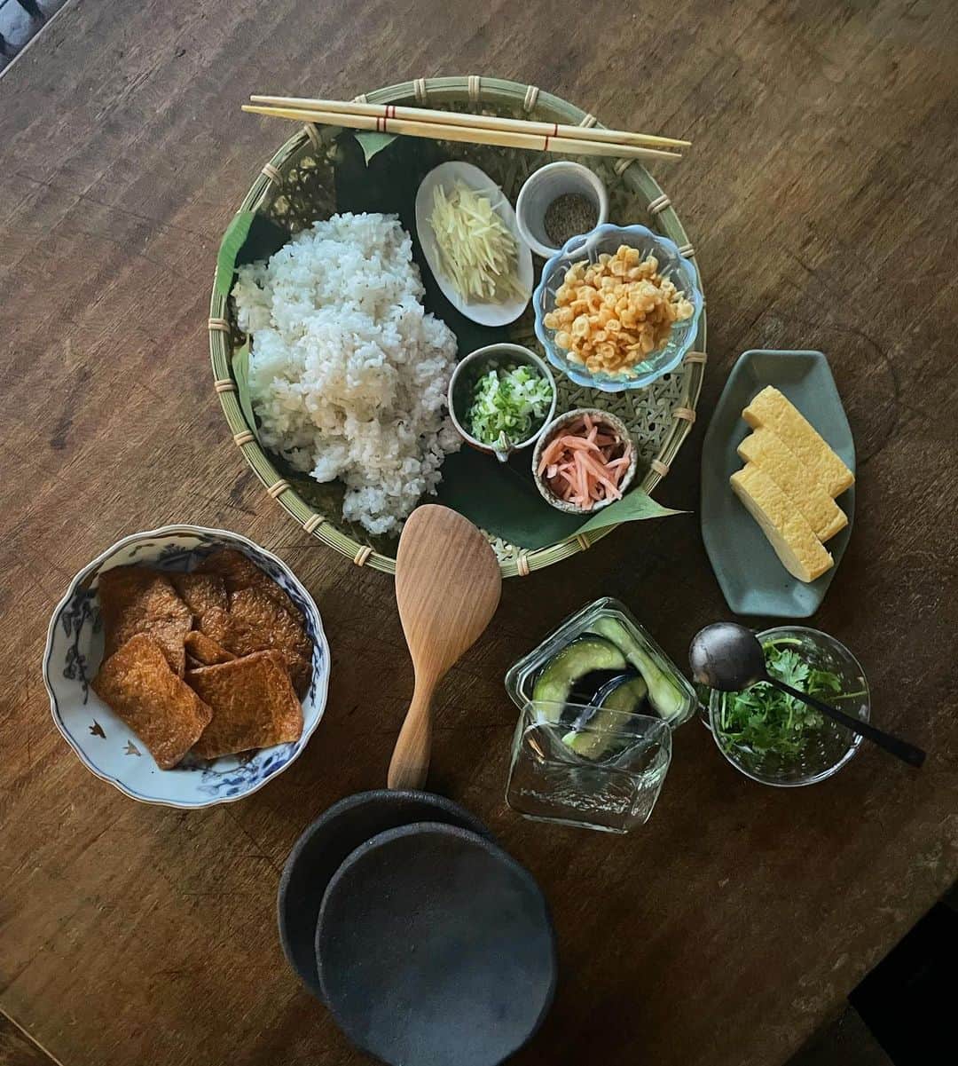 松井美緒のインスタグラム：「…今夜は自分で好きな具材を包んで食べるお稲荷さん。 具材は、パクチー、紅生姜、ごま、ねぎ、天かす、茄子のお漬物。 簡単で華やか〜✨  #夜ごはん」