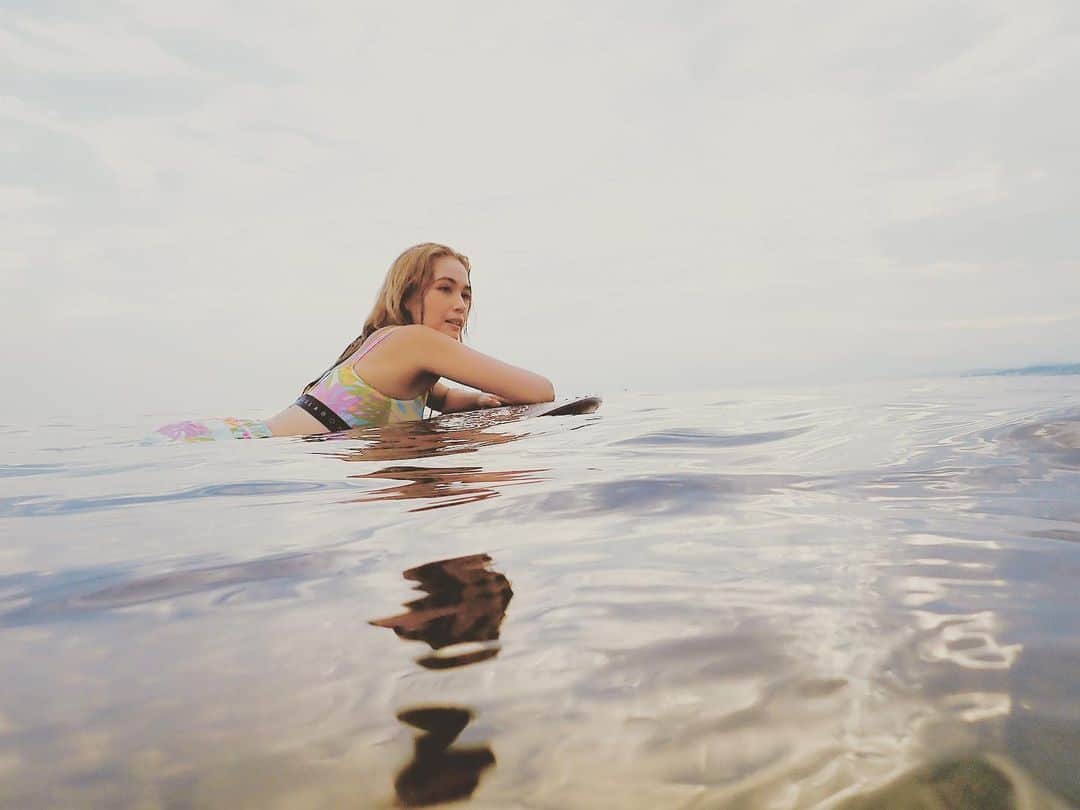 BillabongWomensJapanのインスタグラム：「サンセットタイムでのサーフィン🏄‍♀️ #ABikiniKindaLife」