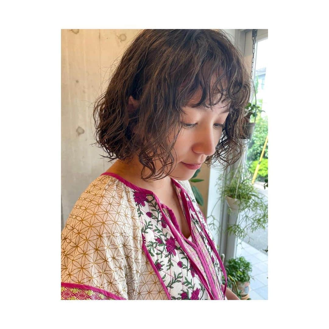 徳永えりさんのインスタグラム写真 - (徳永えりInstagram)「... 8月こんにちは🌻 私はくるくるになりました🌀  いつもありがとう🫶🏻 👩🏻‍🦱✧ @tak_ras」8月2日 9時28分 - eri_tokunaga.official