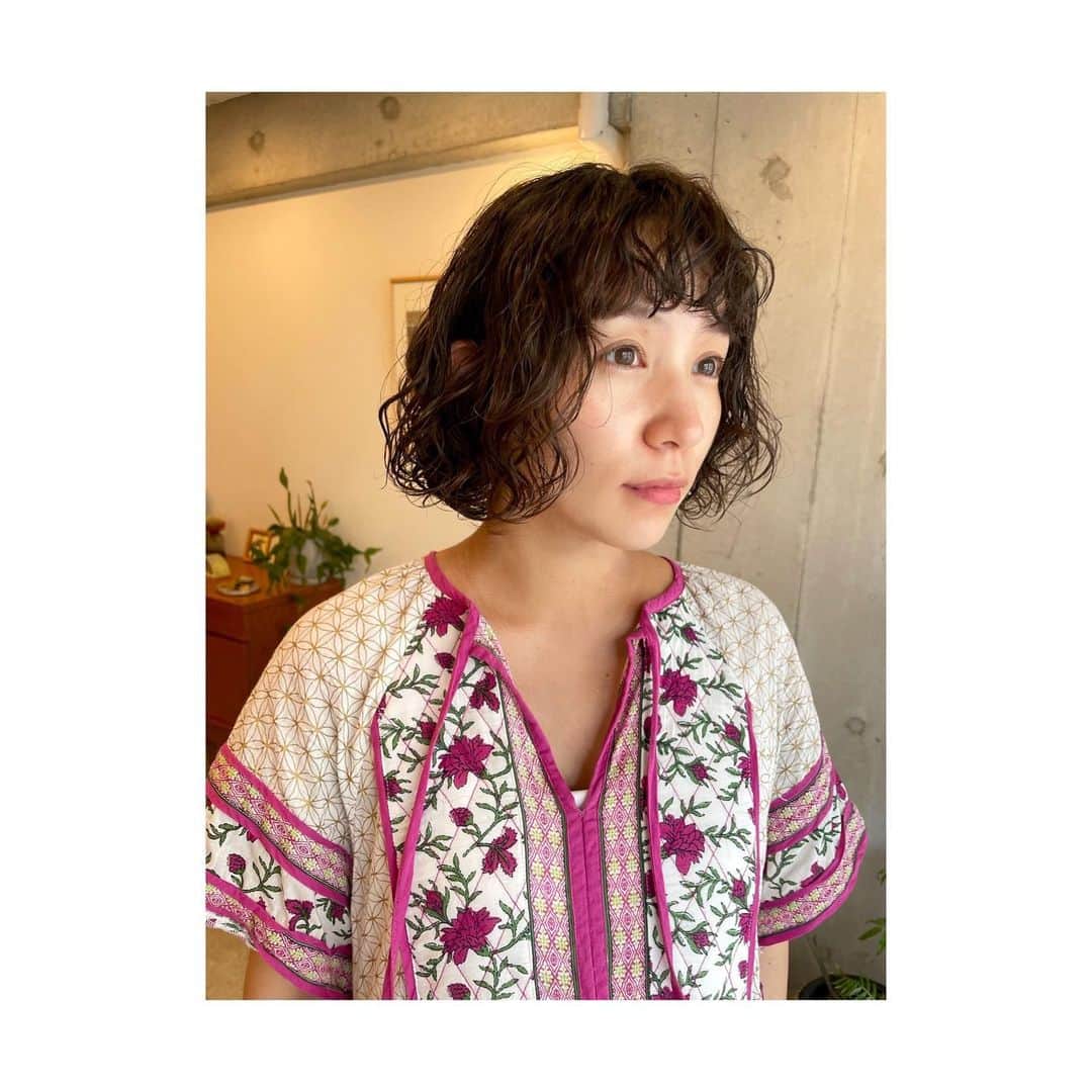 徳永えりのインスタグラム：「... 8月こんにちは🌻 私はくるくるになりました🌀  いつもありがとう🫶🏻 👩🏻‍🦱✧ @tak_ras」