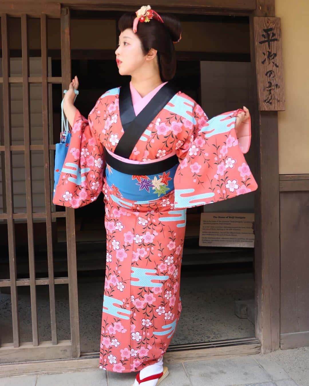 上田ミルキィのインスタグラム：「我ながら和髪似合う〜🇯🇵🍣👘🌳  📸 @kazuhiko81   #太秦映画村 #京都」