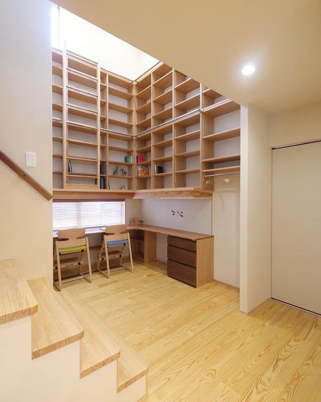 安成工務店さんのインスタグラム写真 - (安成工務店Instagram)「吹き抜けを通して2階まで整然と本棚が並ぶスタディコーナーは、まるで図書館のような雰囲気。造作梯子を設けて使い勝手も◎。  more photos…@yasunari_komuten  ...............  💡暮らしの中の“ちょっといいな”を集めました @yasunari_life  💡安成工務店がご提案する家具ショップ @ecoshop_com  ...............  #本棚のある暮らし #図書館のある家 #我が家の図書館 #造作本棚 #安成工務店 #yasunari #工務店 #注文住宅 #住宅 #木の家 #木造 #一戸建て #新築 #マイホーム #省エネ住宅 #エネルギー自給 #自然素材 #OMソーラー #家 #無垢材 #山口県 #福岡県 #季節を楽しむ #津江杉 #珪藻土 #輪掛乾燥材 #家造り #和モダン #カッコイイ家 #家づくり記録」8月2日 9時25分 - yasunari_komuten