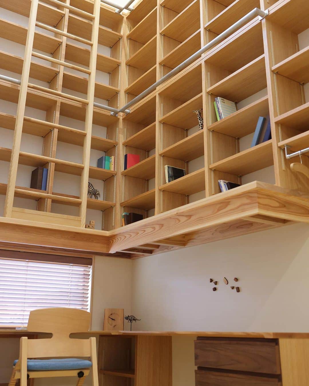 安成工務店さんのインスタグラム写真 - (安成工務店Instagram)「吹き抜けを通して2階まで整然と本棚が並ぶスタディコーナーは、まるで図書館のような雰囲気。造作梯子を設けて使い勝手も◎。  more photos…@yasunari_komuten  ...............  💡暮らしの中の“ちょっといいな”を集めました @yasunari_life  💡安成工務店がご提案する家具ショップ @ecoshop_com  ...............  #本棚のある暮らし #図書館のある家 #我が家の図書館 #造作本棚 #安成工務店 #yasunari #工務店 #注文住宅 #住宅 #木の家 #木造 #一戸建て #新築 #マイホーム #省エネ住宅 #エネルギー自給 #自然素材 #OMソーラー #家 #無垢材 #山口県 #福岡県 #季節を楽しむ #津江杉 #珪藻土 #輪掛乾燥材 #家造り #和モダン #カッコイイ家 #家づくり記録」8月2日 9時25分 - yasunari_komuten