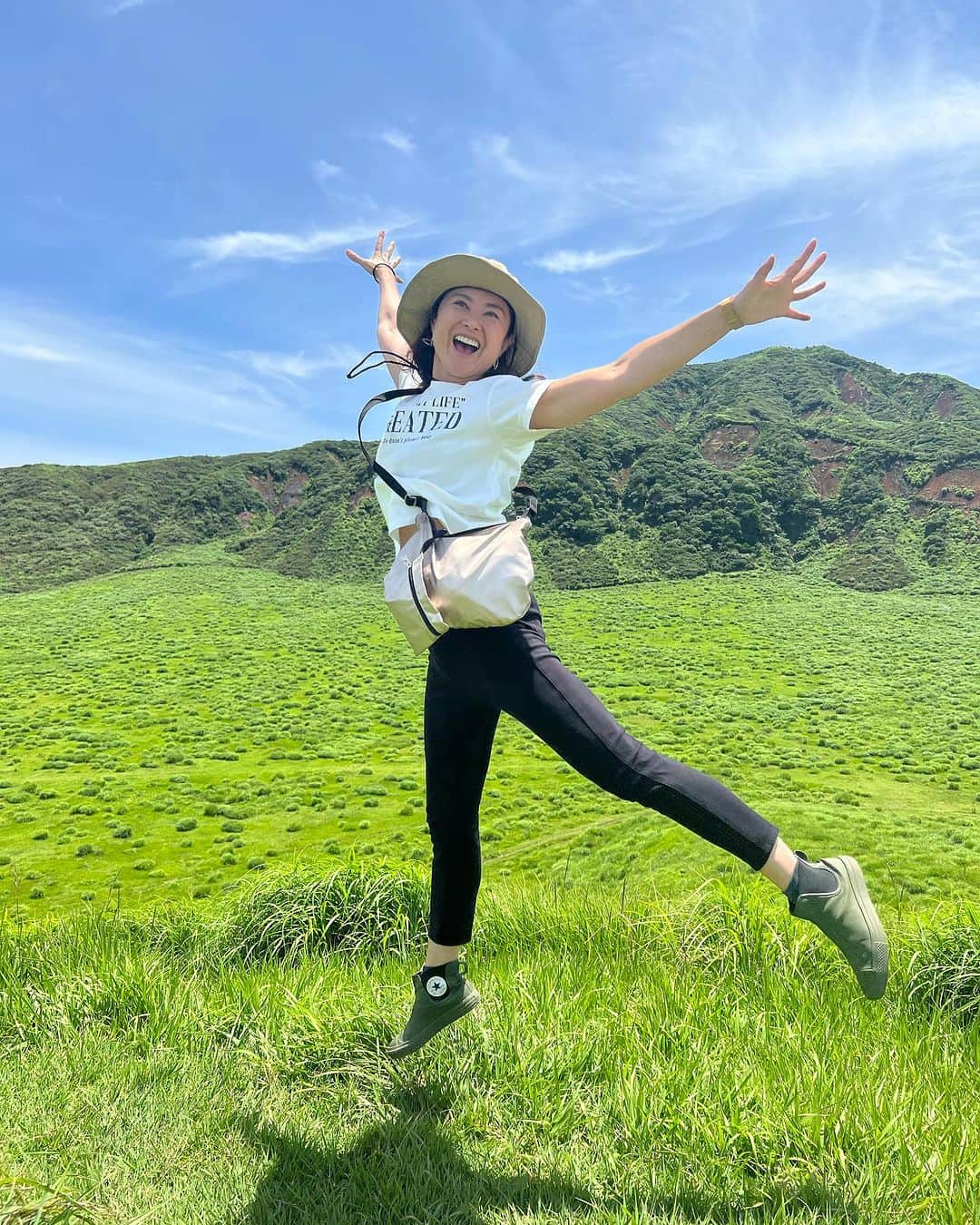 間々田佳子のインスタグラム：「皆様、暑い夏☀️☀️☀️ いかがお過ごしですか？ ただ今大分竹田に滞在中。 先日集中講座が大分で開催されました。 生徒さん達を連れて 阿蘇観光 楽しかった！  #熊本 #阿蘇 #間々田大分熊本集中講座」