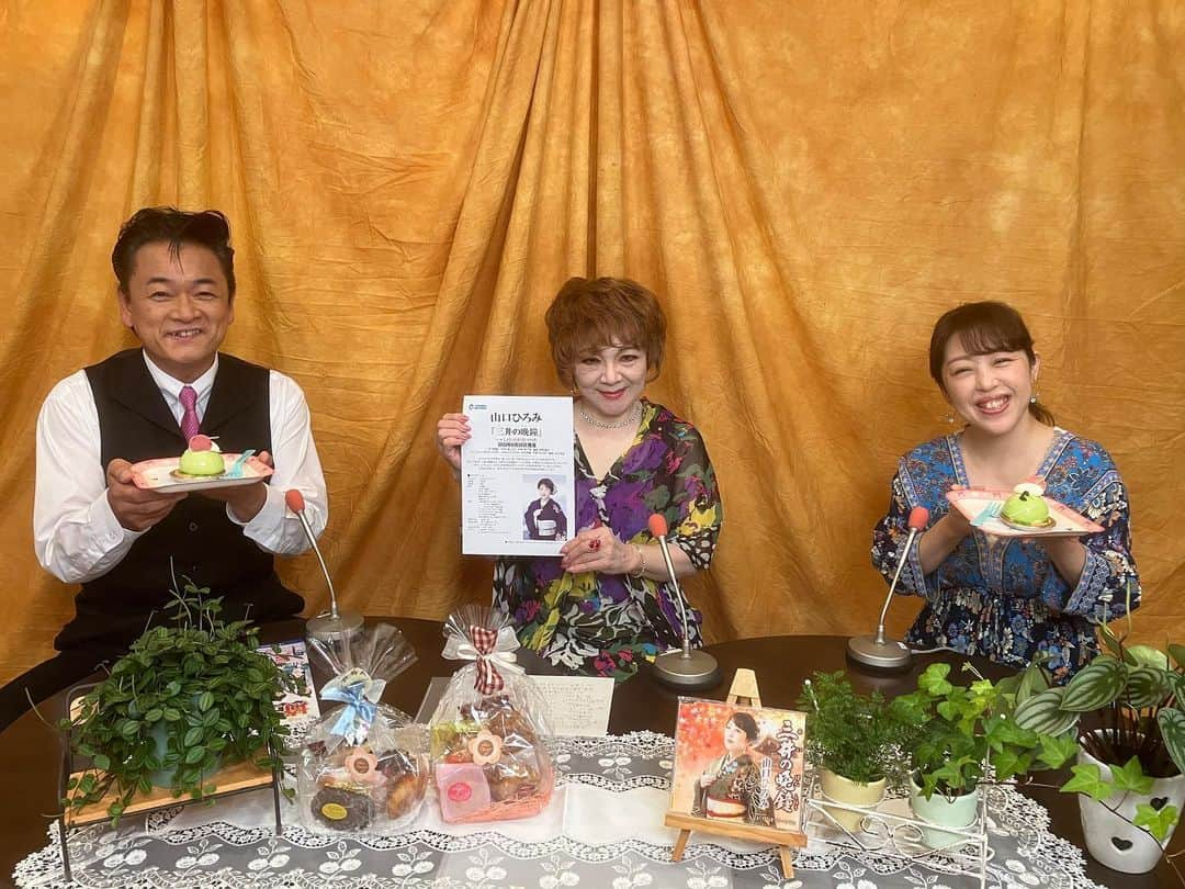 山口ひろみさんのインスタグラム写真 - (山口ひろみInstagram)「「北川大介と鈴木和華の歌ナビ歌謡曲」に出演させていただきます😊  放送は📺 🌟群馬テレビ8月3日(木)8時15分〜(再放送4日(金)8時15分〜)  🌟テレ玉8月6日(日)8時〜  美味しいケーキをいただきながら、 楽しくお話しさせていただきました🍰  「三井の晩鐘」のミュージックビデオもご覧いただけます✨  ぜひご覧くださいね❣️  #山口ひろみ #テイチク #三井の晩鐘 #北川大介 さん #鈴木和華 さん #群馬テレビ  #テレ玉 #朝からケーキ #ごちそうさまでした🙏  #ぜひご覧ください」8月2日 9時32分 - hiromiyamaguchi_official