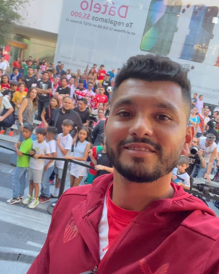 セビージャFCのインスタグラム：「🤳 Tecatito Corona es ídolo nacional 🇲🇽📸😍  ¡Gracias, México! 👏🏼  #WeareSevilla #NuncaTeRindas #mexico #tecatito #LaLigaSummerTour」