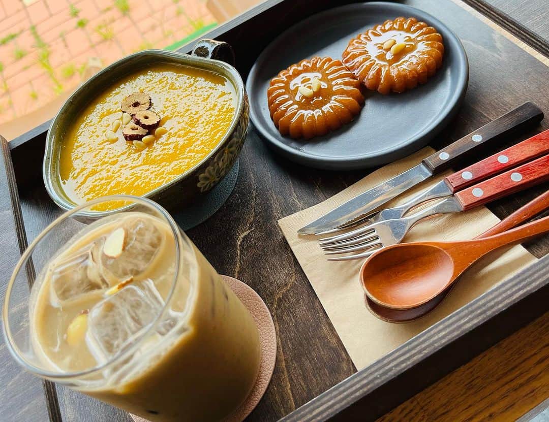 浜平恭子さんのインスタグラム写真 - (浜平恭子Instagram)「韓国からおはようございます(๑′ᴗ‵๑)✨ 韓国の方は身体に良いものをより意識して選んだり食べたりする印象があります👍 こちらはナッツと韓方に特化したカフェ🥜 シャリシャリのかぼちゃシッケ、香ばしいアイスミスカル（米麦豆の粉を溶かした飲み物）、ハチミツ溢れる薬菓🌟 コーヒーも良いけどたまには🥰  @cheongna_nutscafe   #韓国生活 #韓国ライフ #韓国移住 #海外移住 #移住生活 #韓国仁川 #仁川 #韓国料理 #韓国好きな人と繋がりたい #韓国カフェ  #韓国グルメ #韓国ファッション #韓国ショッピング #韓国ビューティー #韓国情報 #日韓夫婦 #韓国人夫 #浜平恭子 #ラジオDJ  #韓国旅行 #海外旅行 #韓国在住 #한일부부 #인천 #인천청라 #일본어성우 #라디오DJ #청라곳간 #인천청라카페」8月2日 9時40分 - hamahi1231