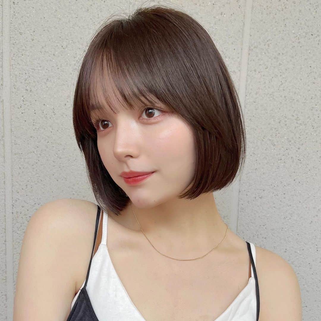 のインスタグラム：「顔まわりのあるタッセルbob  暗くても透ける#オリーブブラウン 🌿  #韓国ボブ#タッセルボブ#くびれボブ#カジュアルヘア#レイヤーカット#透明感カラー#グレージュ#グレージュカラー#オリーブベージュ#オリーブグレージュ#顔周りレイヤー#フェイスレイヤー#カジュアルヘア#くびれヘア#透明感ヘア #SHIMA原宿#原宿美容室#SHIMAHARAJUKU」