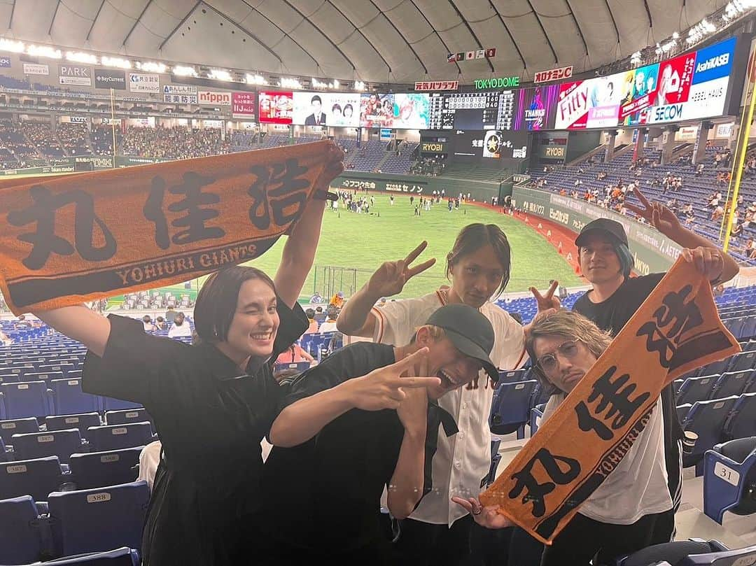 Emilyさんのインスタグラム写真 - (EmilyInstagram)「夏は終わらなーい🍺！！！⚾️ 悔しかったけど丸ちゃんはかっこよかった💪  東京ドームで自分たちの曲が聴けるなんて凄いことだよね…」8月2日 9時47分 - emily_honebone