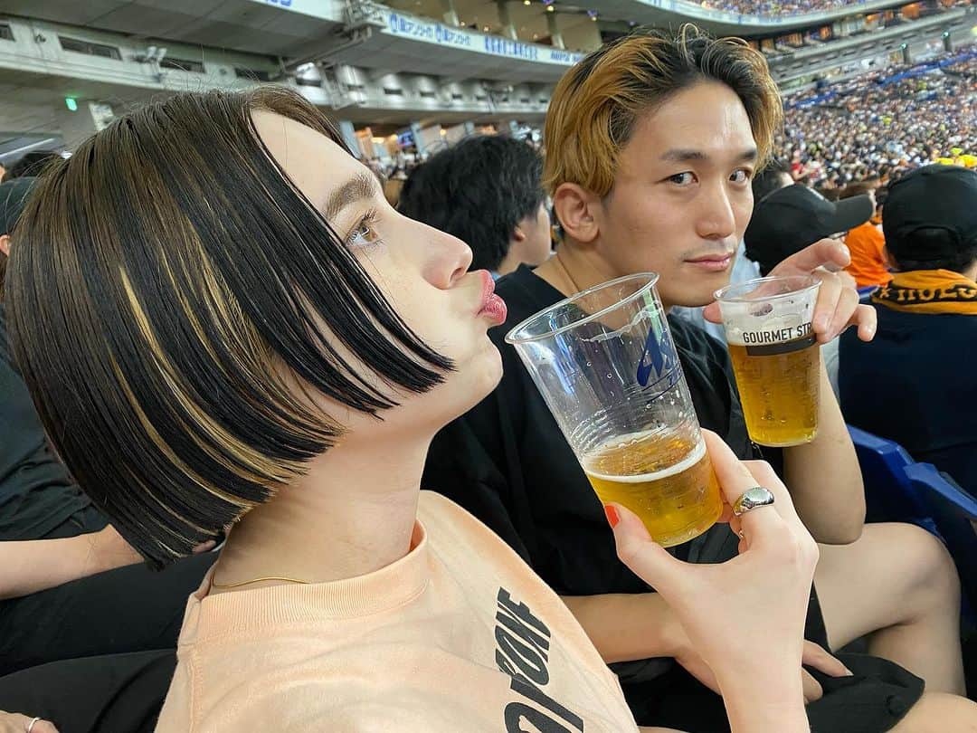 Emilyのインスタグラム：「夏は終わらなーい🍺！！！⚾️ 悔しかったけど丸ちゃんはかっこよかった💪  東京ドームで自分たちの曲が聴けるなんて凄いことだよね…」