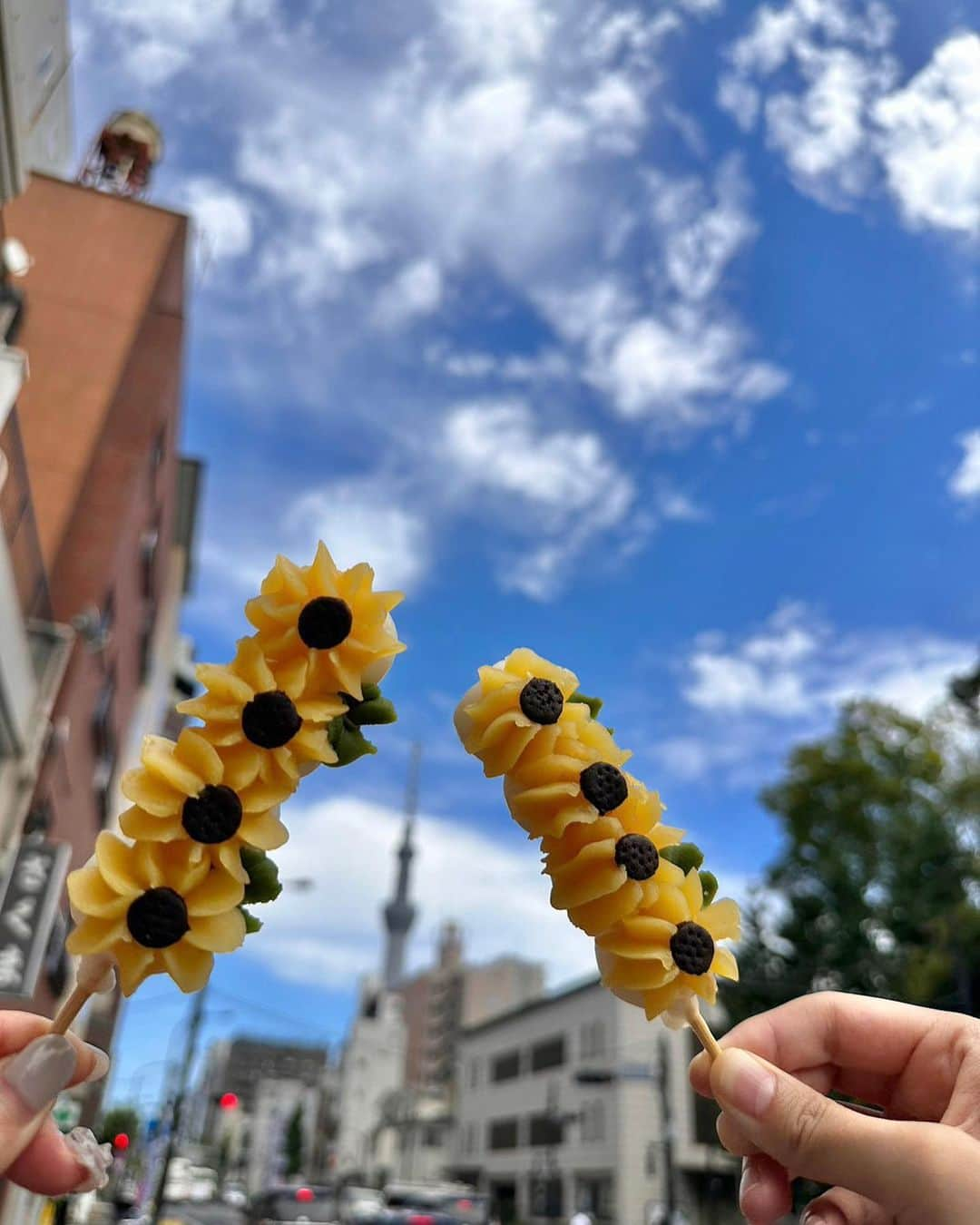 伊藤友里さんのインスタグラム写真 - (伊藤友里Instagram)「浅草散歩はゆかこと🎐🍡🎐  ゆりちゃんの浴衣にも冷感ミストをかけておくね😇 ゆりちゃんそろそろポカリを飲んで😇 冷感タオル使ってね😇  散歩中ずっと熱中症対策してくれる優香子が尊くてかわいくて🥺🙏✨  #浅草 #浴衣 #浅草寺 #壽々喜園  #花月堂かざぐるま」8月2日 9時57分 - ito_yuri_official