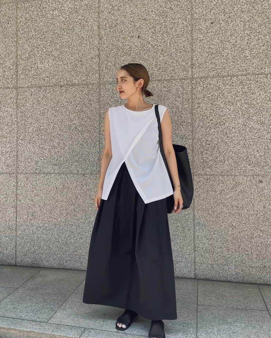 かんだまのインスタグラム：「朝「暑すぎて着るものない」って思いながら家を出ても、午後には仕事先で「冷房効きすぎてて寒い」っていう繰り返し🫠 皆さま体調お気をつけください🙌  #だま服 #モノトーンコーデ #夏コーデ #30代ファッション」
