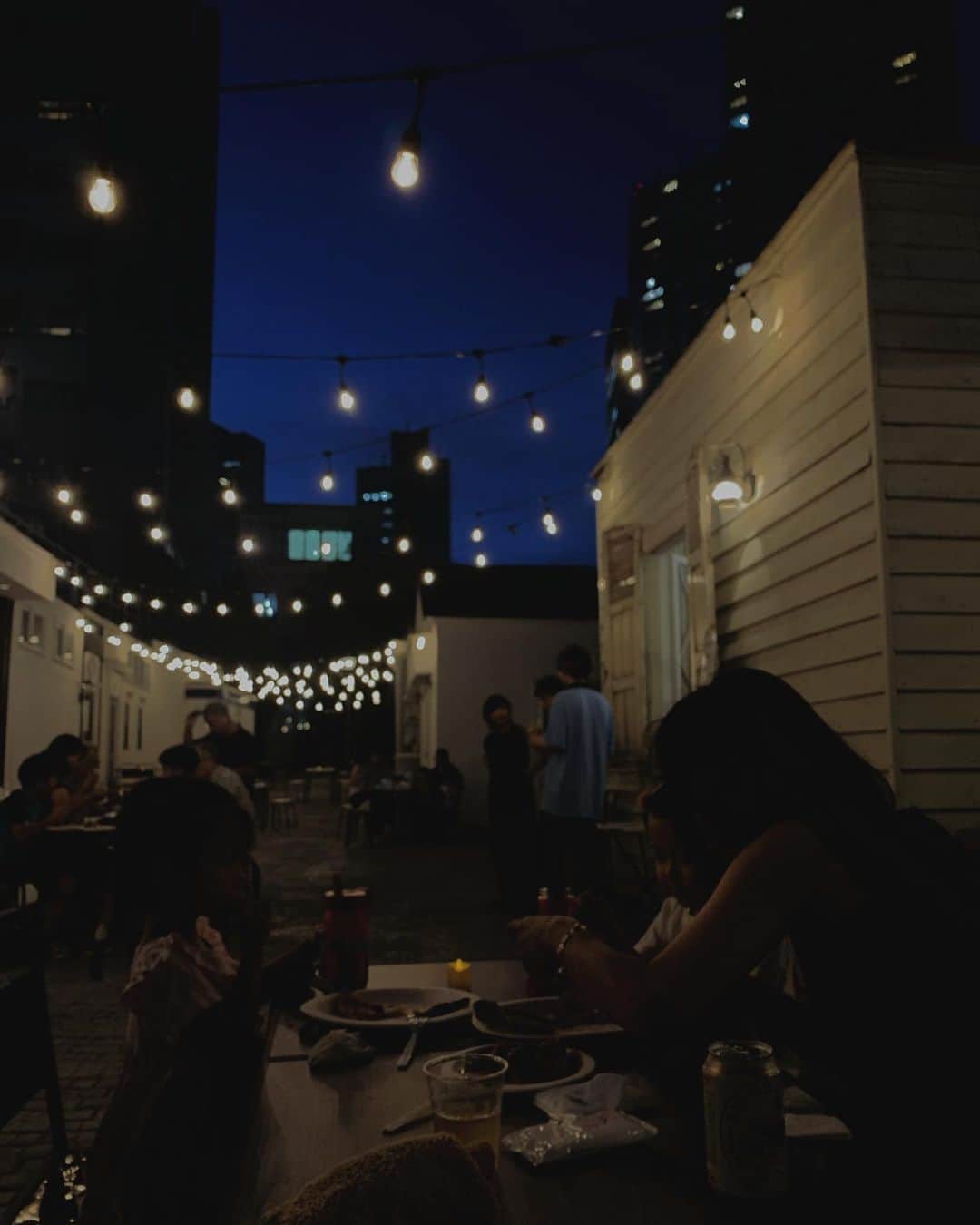 小濱なつきのインスタグラム：「ある夏の夜🌟🎺  兄の出店するイベントにお邪魔したら、 月と焚き火と音楽の響くすごく素敵な空間でした。  @shonan_vanlife  @takibito_jp  @rojiura_dining」