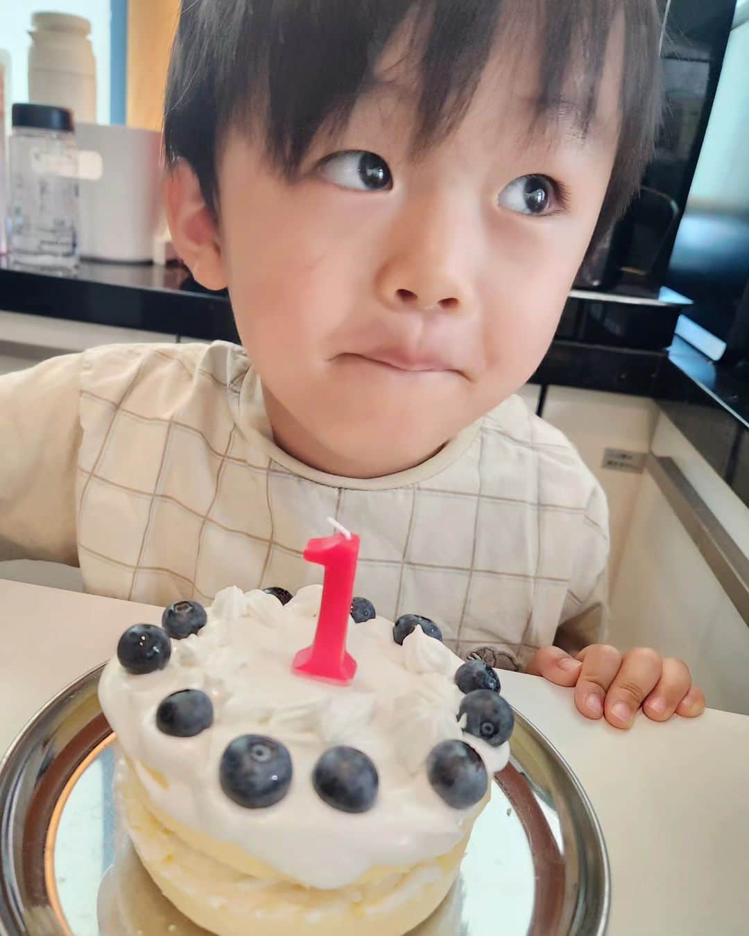 天田優奈さんのインスタグラム写真 - (天田優奈Instagram)「1歳と5歳になりました💛  この１週間でパパと息子と娘のお誕生日があり、 どうせなら皆同じ日だったらな～ と思ってしまう母です…笑  お兄ちゃんは妹のケーキを頑張って作ってくれました。 妹が生まれてかなり落ち着いてくれて、 しっかりお兄ちゃんになりました。 まだまだやんちゃではありますが。笑  生まれてきてくれてありがとう。 ママはあなたたちが大好きだよ と伝えると にた～と照れて笑ってくれました。  お誕生日に娘ちゃんたちにそうやってちゃんとことばにして伝えているパパが居て、素晴らしいなーと思い、私も今年からちゃんと伝えることにしました。 思っていても言葉にしないと伝わらないことってあるよなーと  すくすく育ってね😊」8月2日 10時07分 - tendayuuna