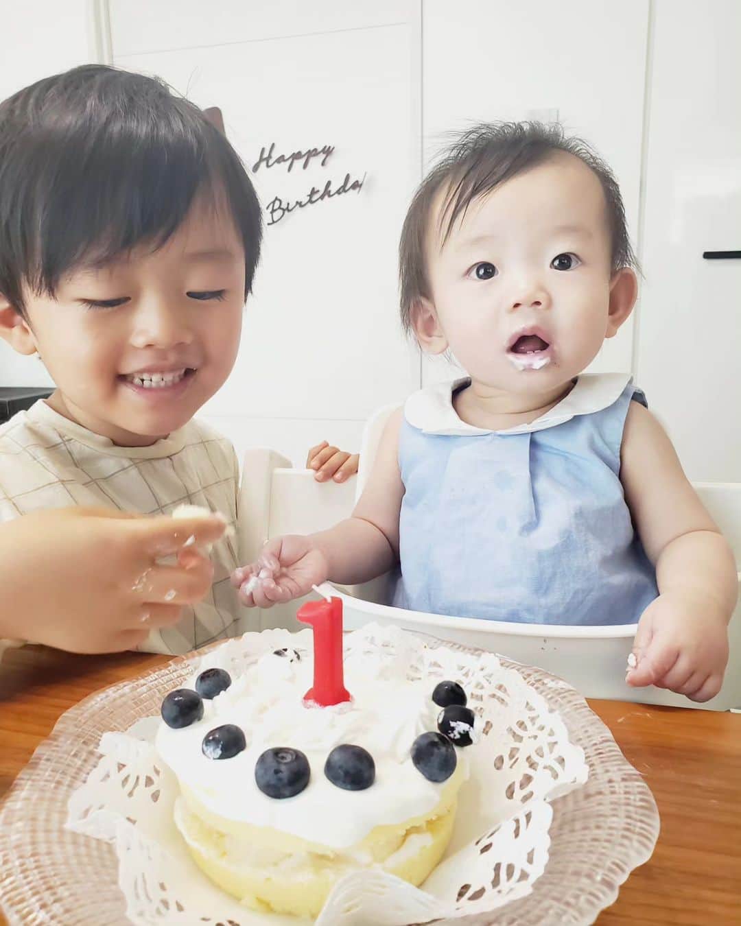 天田優奈のインスタグラム：「1歳と5歳になりました💛  この１週間でパパと息子と娘のお誕生日があり、 どうせなら皆同じ日だったらな～ と思ってしまう母です…笑  お兄ちゃんは妹のケーキを頑張って作ってくれました。 妹が生まれてかなり落ち着いてくれて、 しっかりお兄ちゃんになりました。 まだまだやんちゃではありますが。笑  生まれてきてくれてありがとう。 ママはあなたたちが大好きだよ と伝えると にた～と照れて笑ってくれました。  お誕生日に娘ちゃんたちにそうやってちゃんとことばにして伝えているパパが居て、素晴らしいなーと思い、私も今年からちゃんと伝えることにしました。 思っていても言葉にしないと伝わらないことってあるよなーと  すくすく育ってね😊」