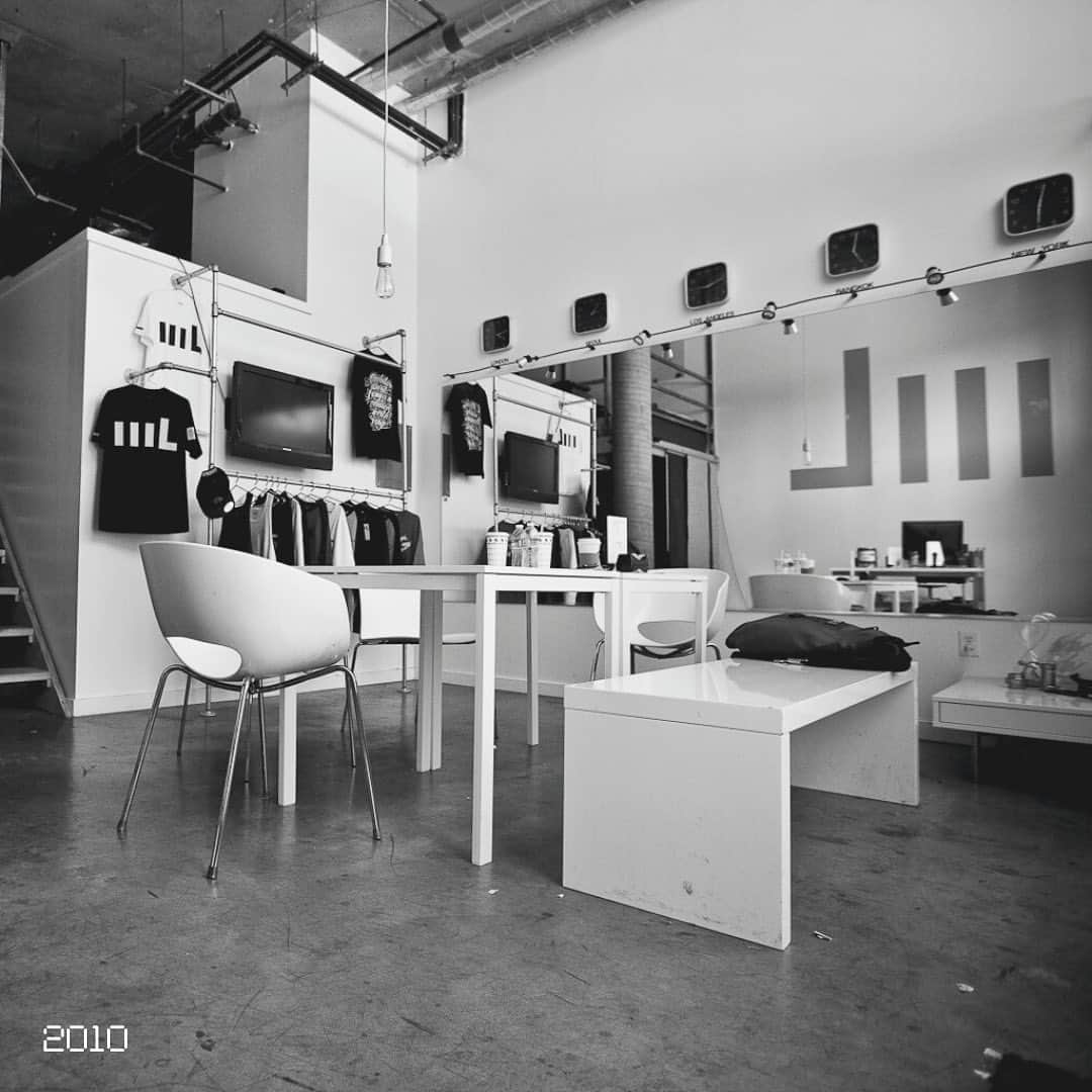 ショーン・エバリストのインスタグラム：「By 2010, down below on the street level from where I was living prior, a live work loft space opened up. Tall ceilings, concrete everything. Big enough for an office, a small dance space and a place for me to crash. I thought that dancers within the area can stop by, maybe this place could be a spot to hang out together and be a hub to connect. We put a mirror in the front of our office and that gave us access to create. It worked for the most part, dancers started coming around the neighborhood and enjoyed the energy we were building. Small gatherings, events, playing “rockband” and being around each other through dance. It reminded me of what I had growing up with my cousins and family friends back in my parents garage at home. I think this little office of creative individuals just having fun became a centralized space for myself, old friends, new friends and for others to build more community inside of an industry.   #mL #movementlifestyle #famLy」
