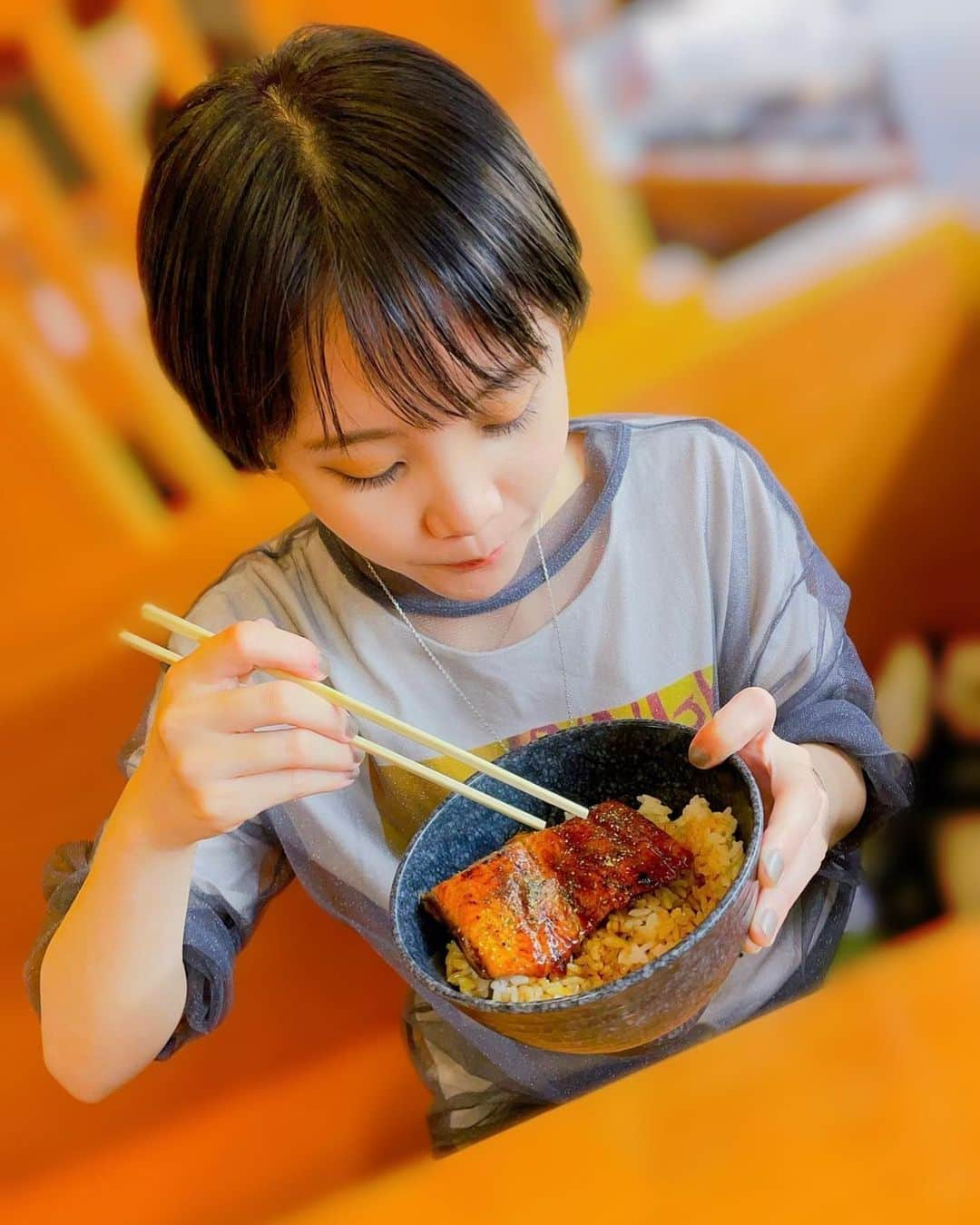 西沢幸奏のインスタグラム：「Do I look like a child?🤣😭 The eels were very tasty🙏  子供すぎる1枚が撮れてしまったw  #exina #shienanishizawa #sushi #eels #child #回転寿司 #鰻 #西沢幸奏 #歌手」