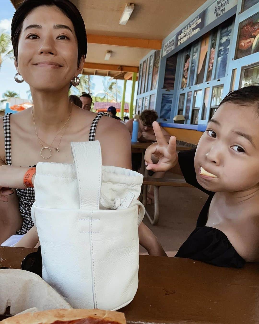 正中雅子のインスタグラム：「🛝🎡🛟  行ってみたいなと思ってた@wetnwildhawaii へ　@aki766 familyと🌈  昼から行って時間も忘れて子供達とスライダーしまくって寒いなと思ったら19:00回ってた😂  @na_tsukii familyもいてめちゃくちゃ楽しめた♡  くたくたになってワイキキ帰って食べた和食が沁みた😌✨  なんとなく不意打ちされてる疲れたような写真が1枚目で👀🫶笑  #Hawaii#ハワイ#子連れハワイ #wetnwildhawaii #masacotravel #masacoinhawaii」