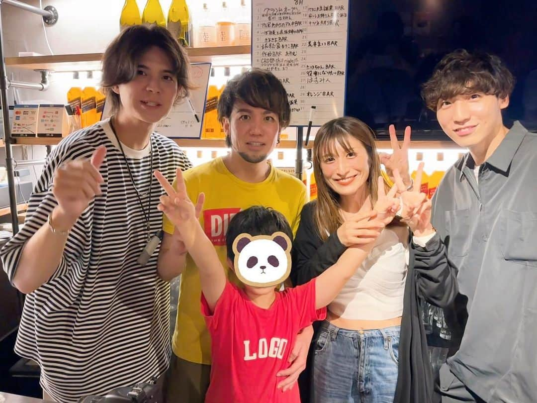 おかもとまりのインスタグラム：「昨日は #与儀大介 @yogidaisuke ちゃんと、 #フースケハウス @fusukehouse さんの　@chill_house_yoyogi OPEN時だったので、息子と一緒にお菓子たくさん持ってお祝いのご挨拶に行きまします☺️💓  だいちゃんもこう見えて真面目の塊で、アツい人で、  フースケハウスさんも好青年で、  大好きです☺️  お店がより賑やかになりますように🍻  わたしも8/9にお店で1日店長しますので是非遊びにいらしてください！予約不可です◎わからないことは　@chill_house_yoyogi のDMまで✨」