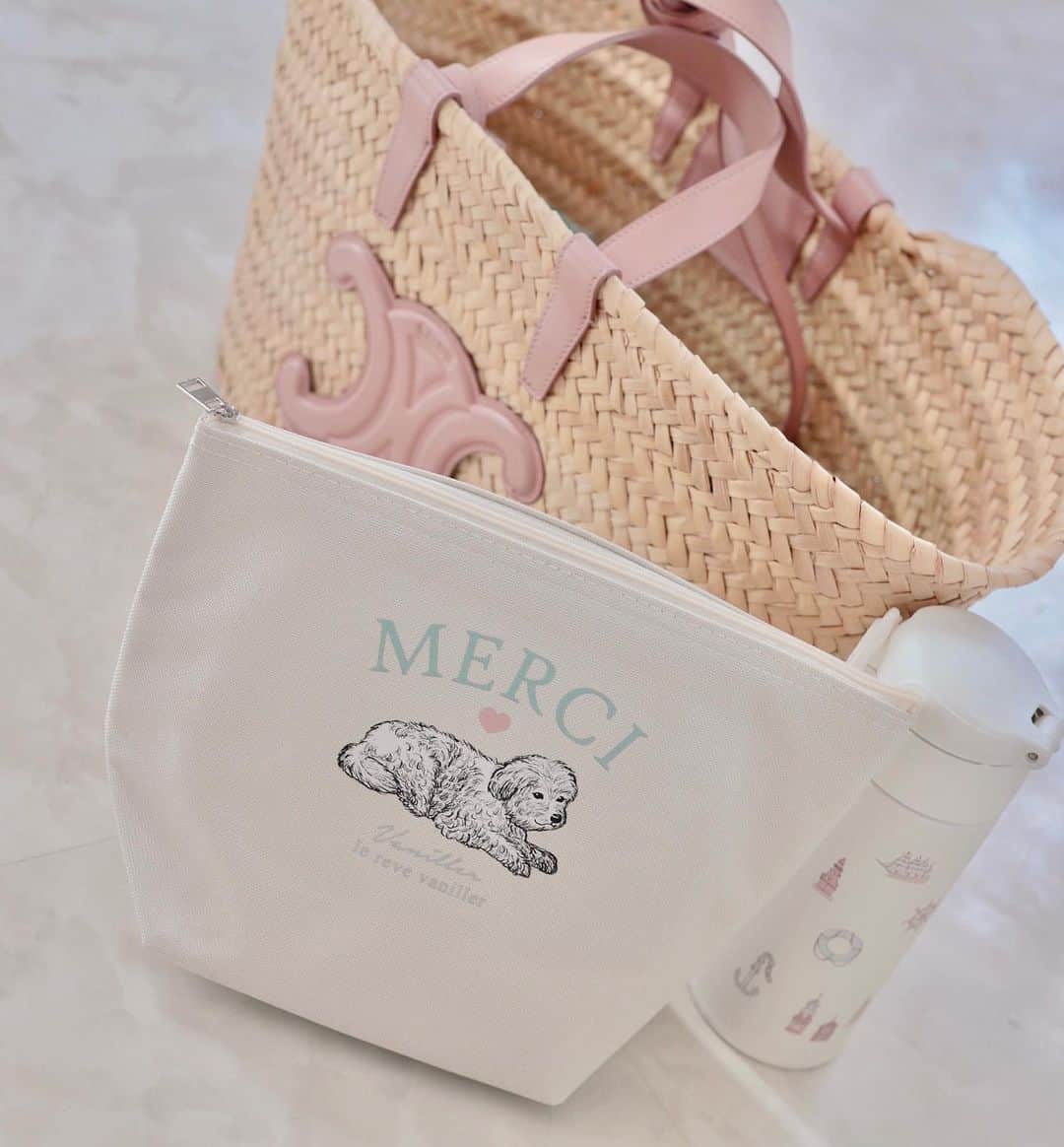 中田絵里奈のインスタグラム：「. 9周年のnoveltyで保冷ポーチ作りました🐶👝 . あっという間のようで思い出すと色々あった9年間🥹いつもご愛用いただいてるみなさま本当にありがとうございます😊🤍 . 今月はanniversaryで色々な企画をご用意してるので喜んでいただけるといいな💝 . . #保冷ポーチ #vaniller #9周年」