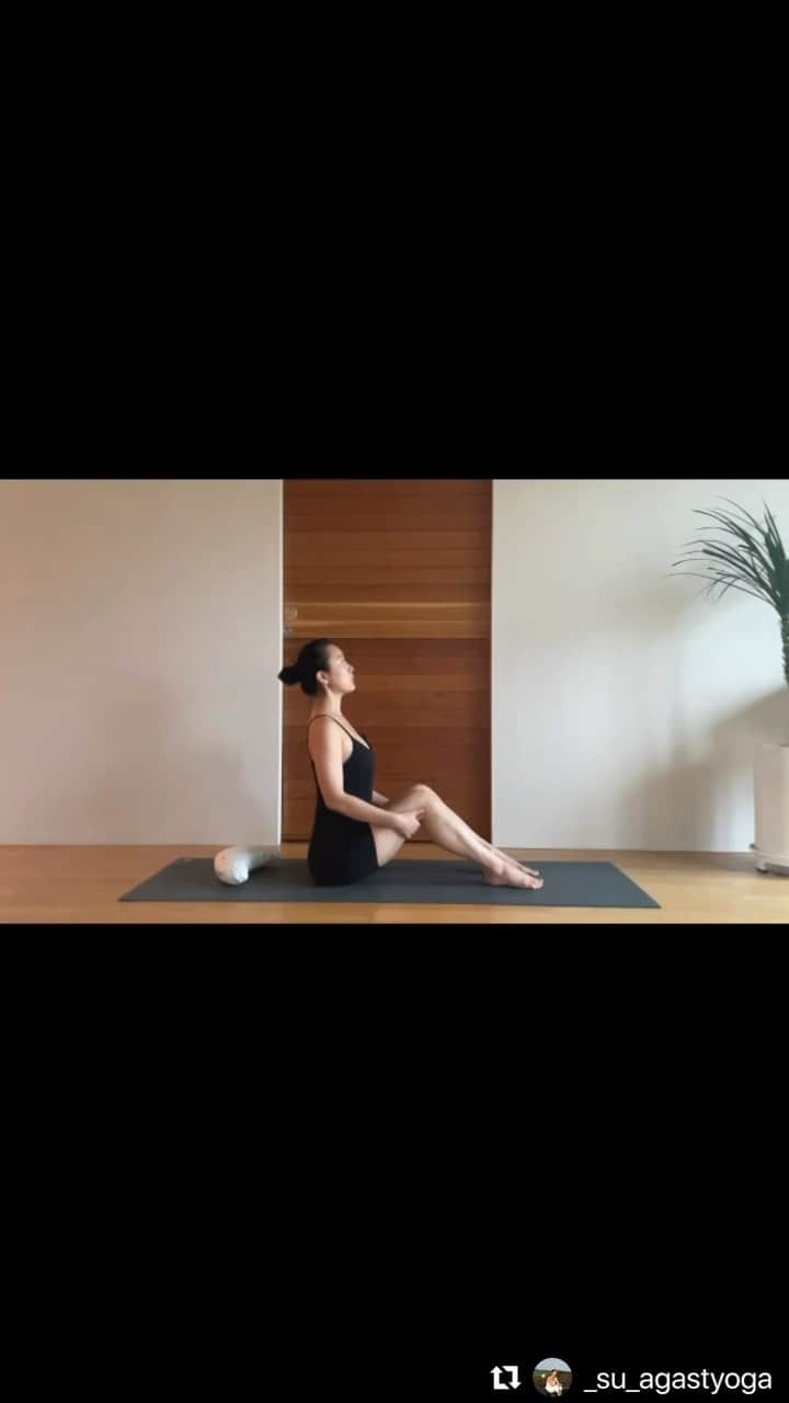 ユン・ジンソのインスタグラム：「Join my patreon yoga video 🐠  매일 요가 수련을 합니다.  영상은 오다카 요가의 리플스라는 ( 잔물결) 동작 이예요.  물처럼 움직이며 관절 공간을 최대한 움직이면서도 가장 안전하게  수련 할 수 있는 방법 이기도 해요.   집에서도 함께 요가 수련을 할 수 있도록  페이지를 오픈 했습니다. 현재는 30 편 정도의 수련 영상이 있고, 매달 업로드 될 거예요!   Flow with me  Link on profile 👋 patreon.com/SU782   #요가수련 #yogapractice」