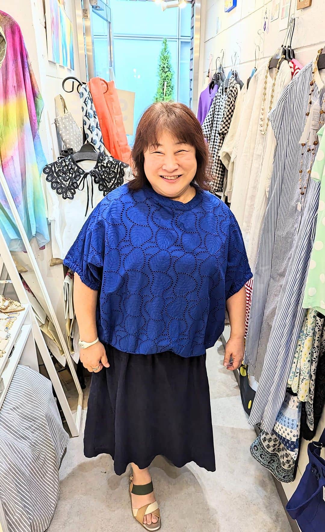 平井富子のインスタグラム：「会社後輩、マリちやんが美容院帰りにお立ち寄り〜  相変わらずのステキな笑顔、癒やされる！  ロイヤルブルーのトップスを気に入って頂きました。レースがオシャレ〜 お似合いです！  また、遊びに来て下さい〜」