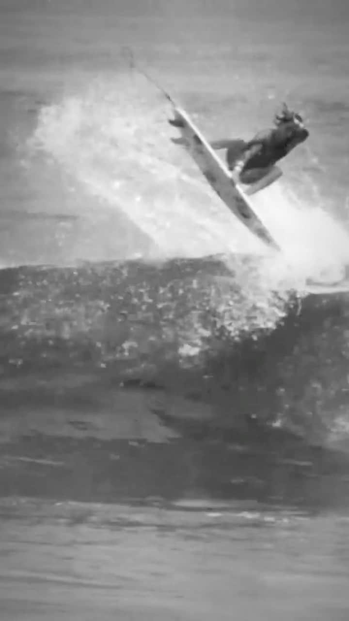 サリー・フィッツギボンズのインスタグラム：「Tuning up in the US ready for game day 👊🏼🇺🇸  ———— Powered by my team @boostaus @breitling @all.pacific @tandcsurf @harveynormanau @gwmaustralia @fcs_surf @devikaworld @axxeclassic @bestsheds @almondbreezeaus @gpangsurf」